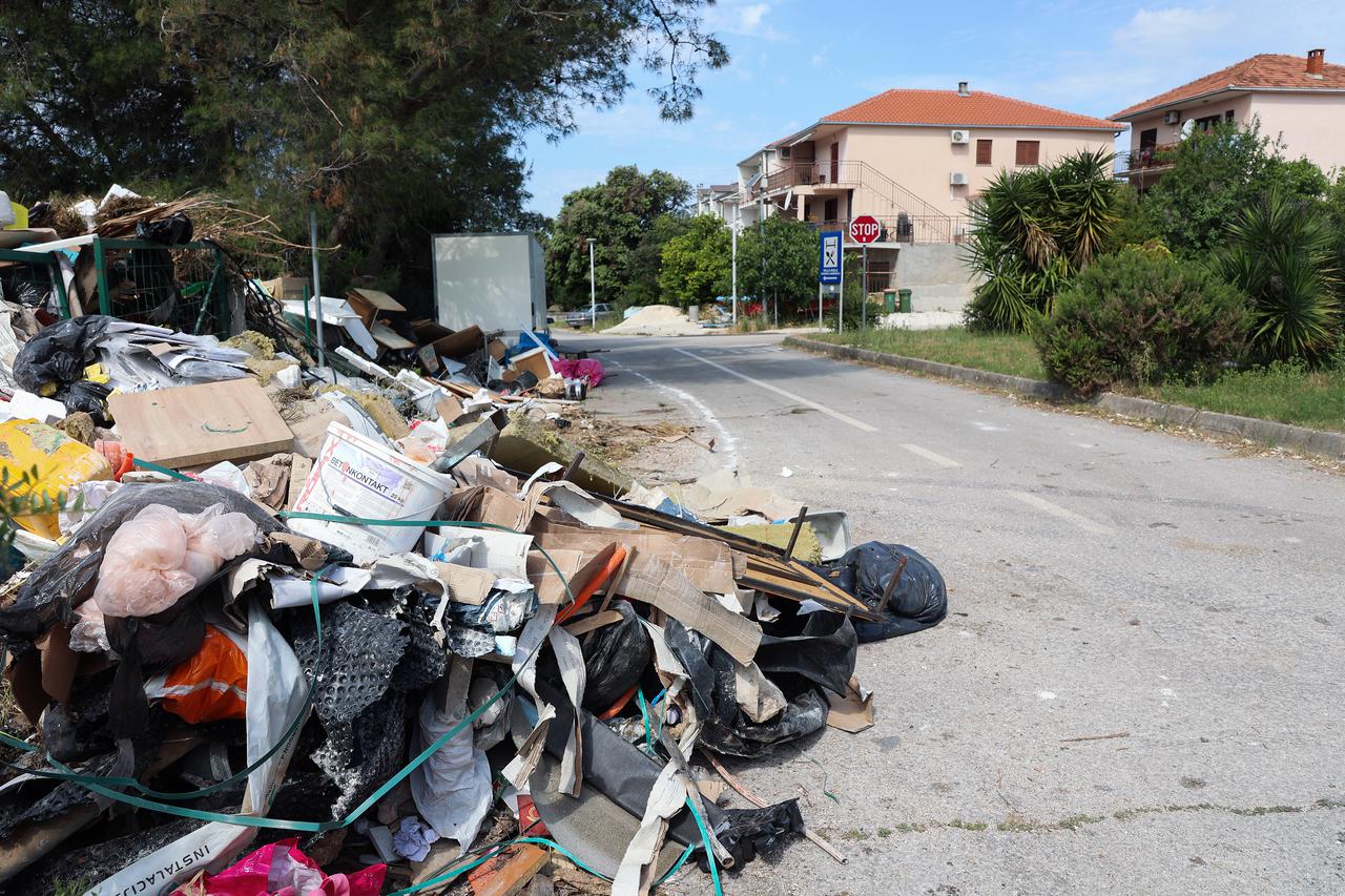 Reciklažno dvorište na ulasku u Seget Vranjicu