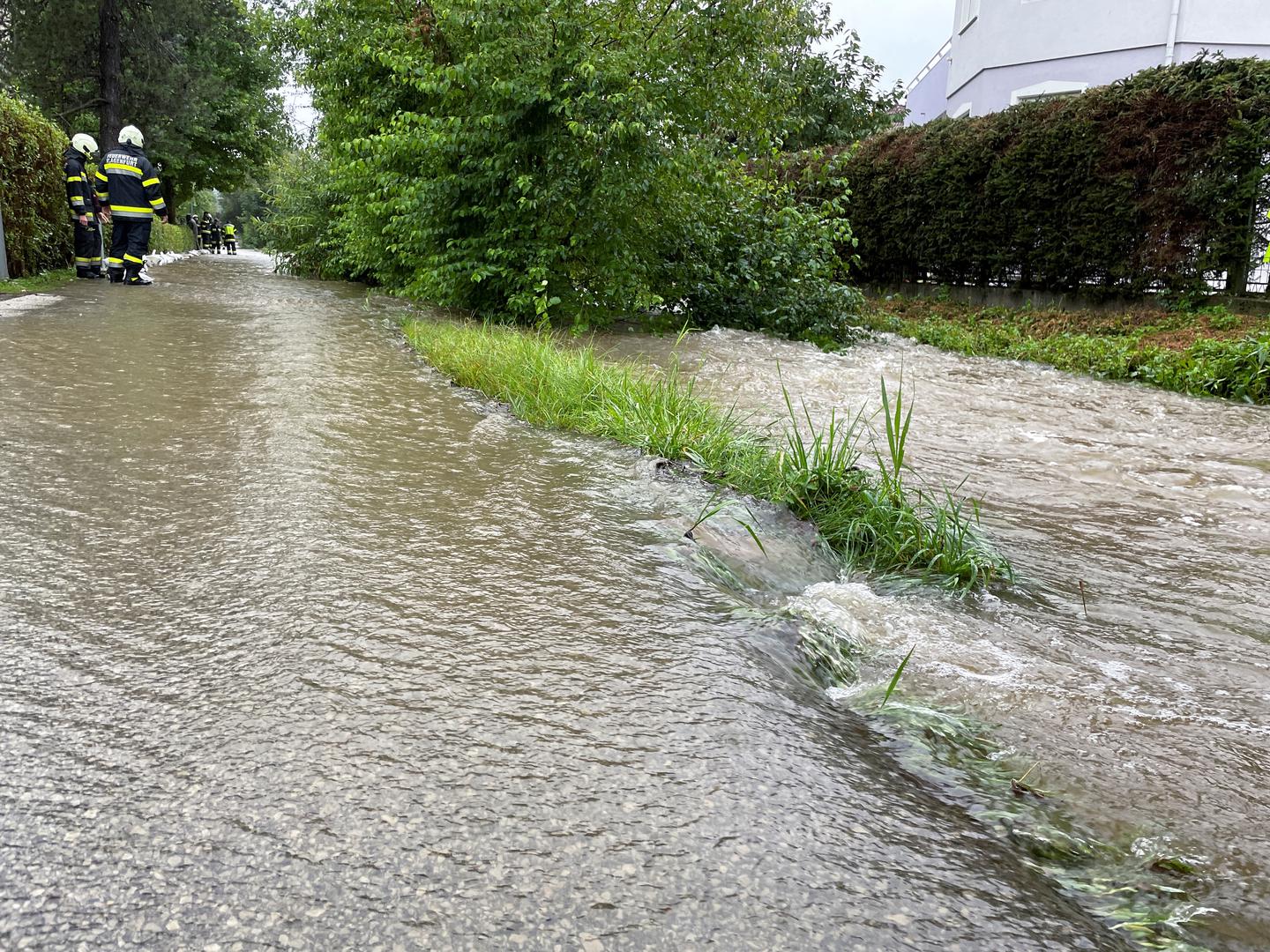 Austrian fire fighters stand on a flooded street following heavy rainfall in Klagenfurt, Austria, August 5, 2023. REUTERS/Louisa Off Photo: LOUISA OFF/REUTERS