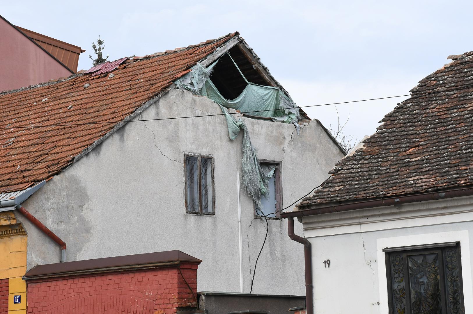 22.02.2024., Sisak - Jak vjetar trga PVC foliju koja prekriva ostecenja na zabatnim zidovima kuca nastala u potresu 2020. godine. Photo: Nikola Cutuk/PIXSELL