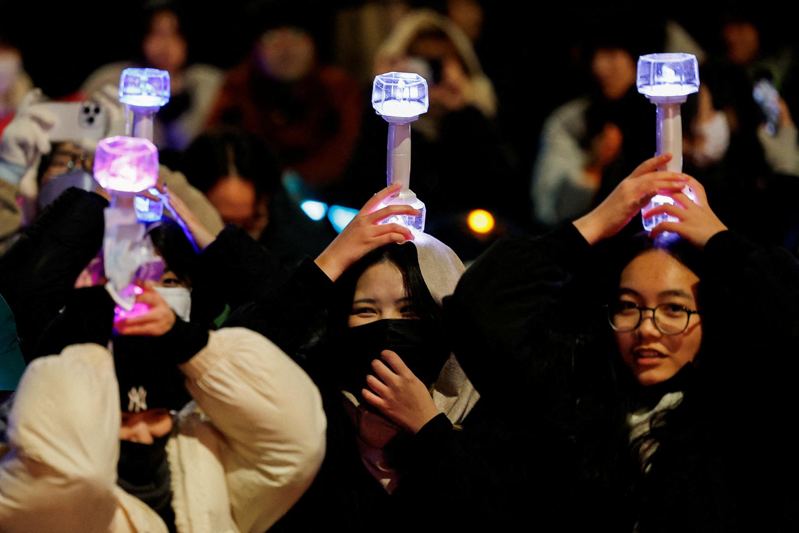 FILE PHOTO: Protesters holding K-pop idol sticks attend a rally calling for the impeachment of South Korean President Yoon Suk Yeol, who declared martial law, which was reversed hours later, near the National Assembly in Seoul, South Korea, December 8, 2024. REUTERS/Kim Kyung-Hoon/File Photo Photo: KIM KYUNG-HOON/REUTERS