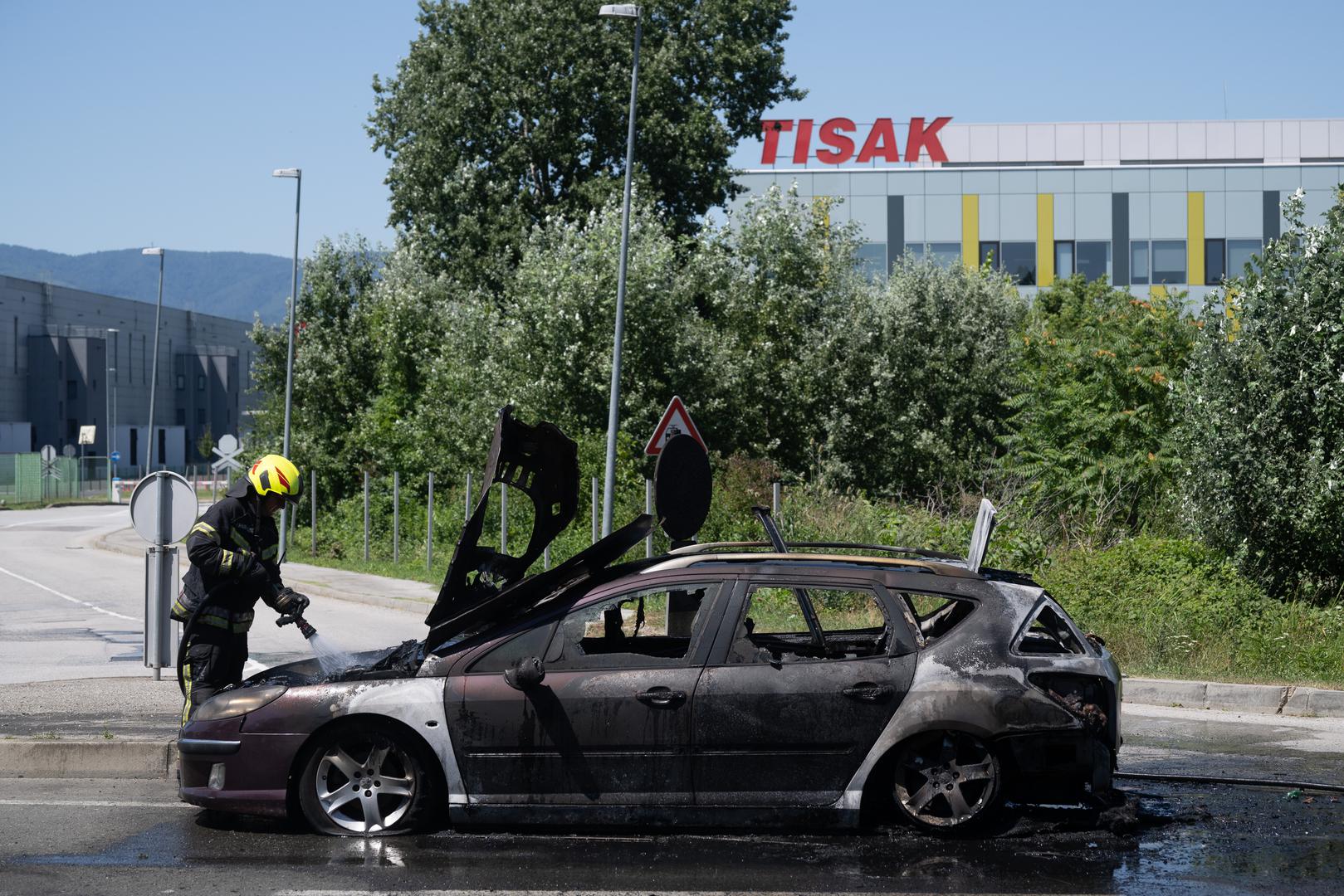 Na teren je izašla policija i vatrogasna ekipa iz postaje Žitnjak koja je brzo intervenirala kako bi ugasila vatru i spriječila njezino širenje. 