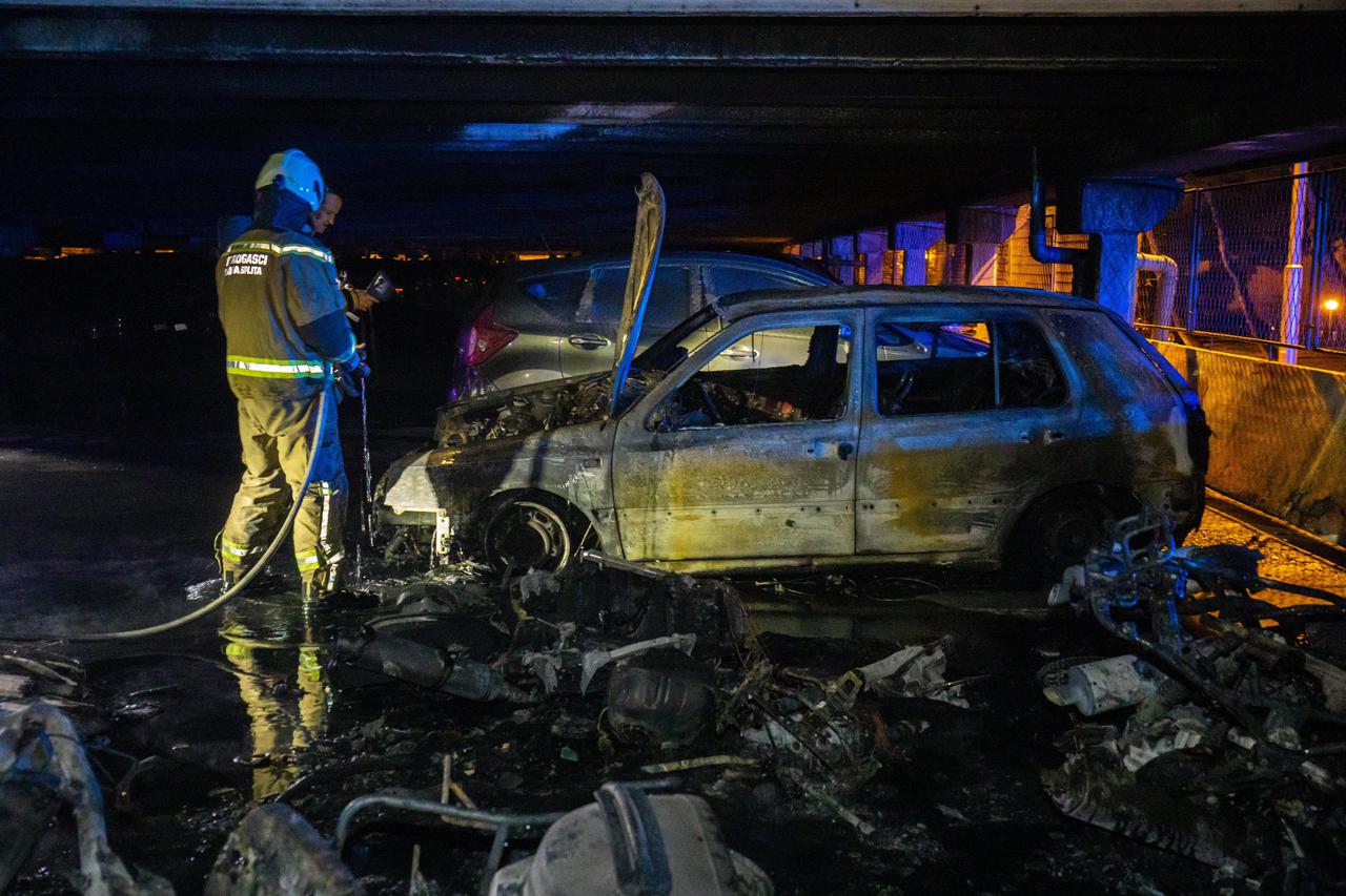 Split: U garaži na Pujankama izgorjelo nekoliko motocikala i automobila