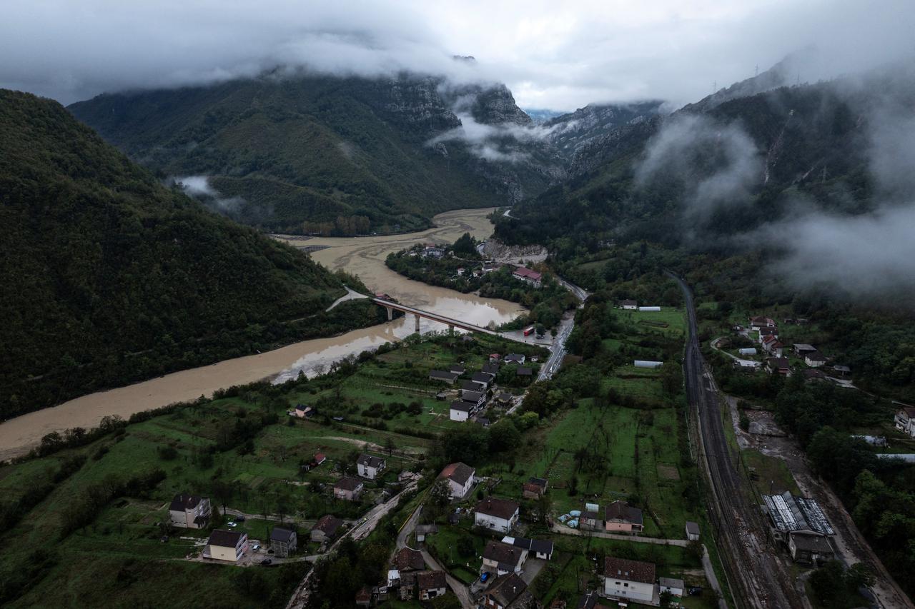 BiH: Zbog obilnih padalina poplavljene su ulice u Kiseljaku