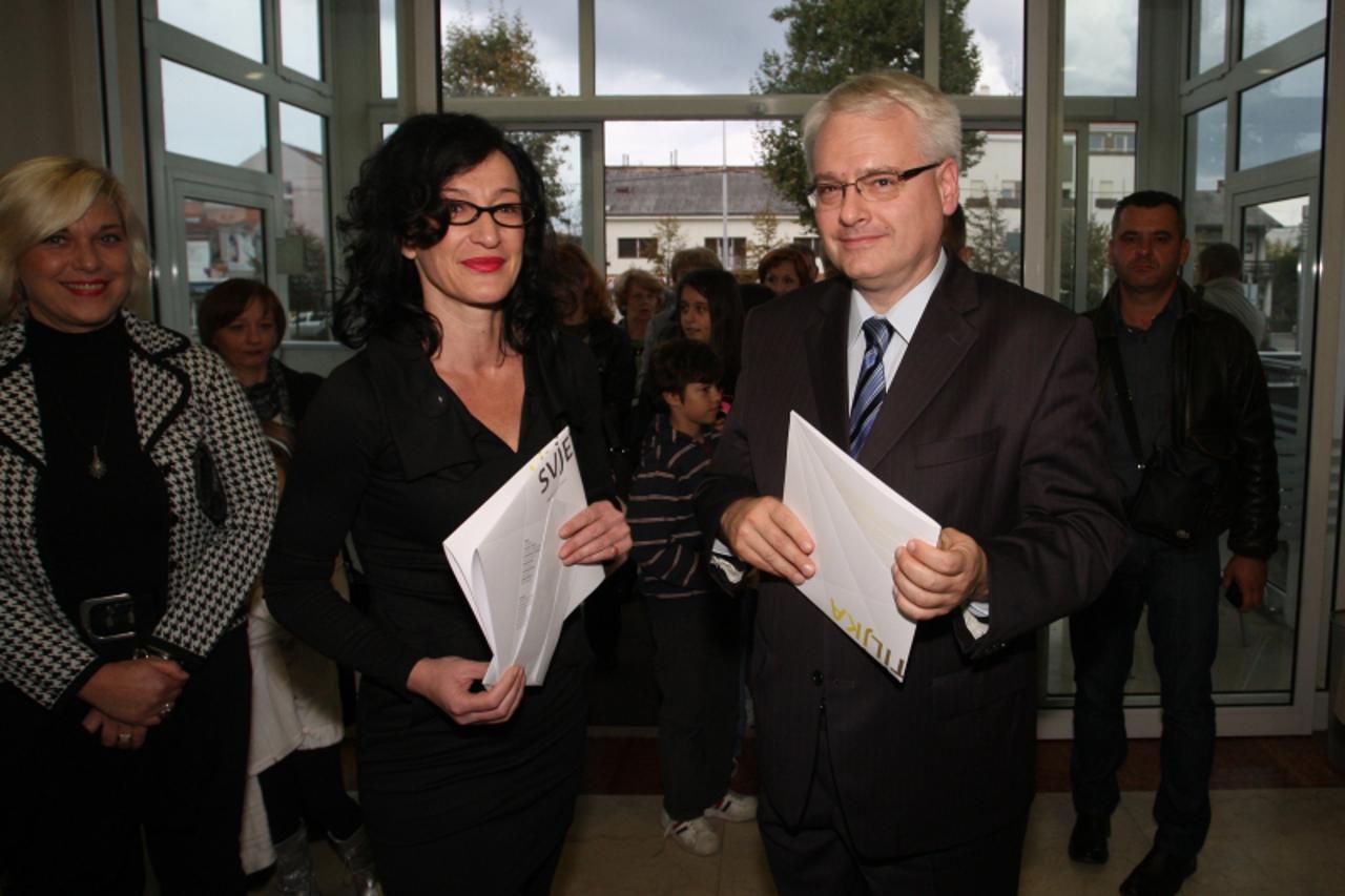 '24.10.2010. Velika Goricak -Predsjednik Republike Hrvatske dr. Ivo Josipovic dolazi na izvedbu predstave Aladin i carobna svjetiljka u kazalistu Scena Gorica. Photo: Boris Scitar/PIXSELL'