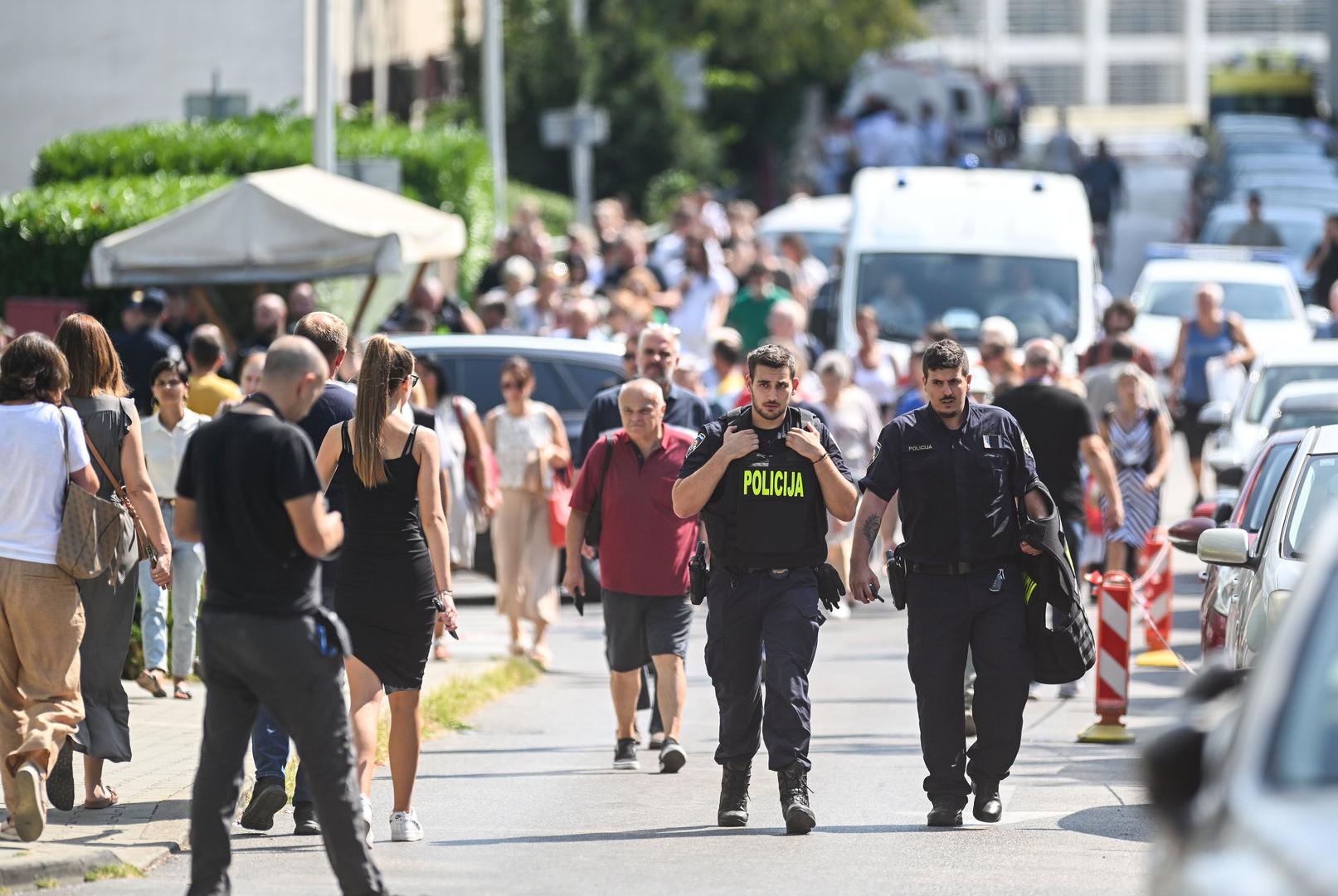 Dok su specijalci pregovarali s napadačem, prostor bolnice je brzo evakuiran. 