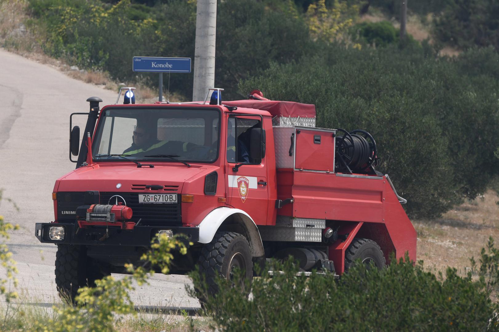 Jak požar izbio je ove srijede oko 11 sati u Gornjim Banovcima kod Šibenika, a zasad su evakuirane dvije obitelji iz zaseoka Šaškovi. Požar zasad nije ni blizu kraja gašenja, javili su vatrogasci, a zatvorene su i dvije ceste kako bi se osigurao nesmetan prolaz vatrogasca. Građani su već pomalo u strahu, govoreći kako je nebo u potpunosti crno.
- Ne znamo hoćemo li ostati ovdje ali zasad se nigdje ne može otići - ispričali su mještani.