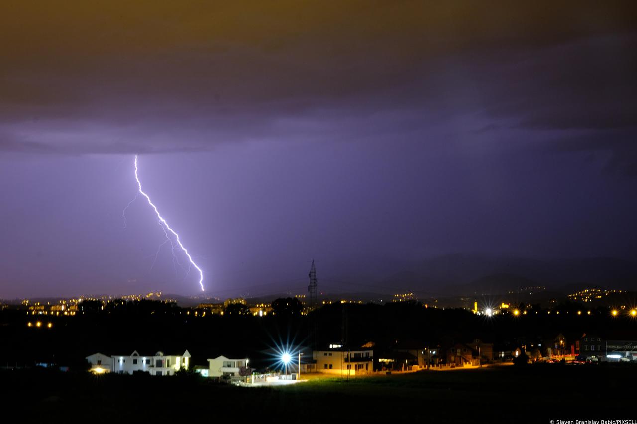 Munje iznad Zagreba tijekom nevremena