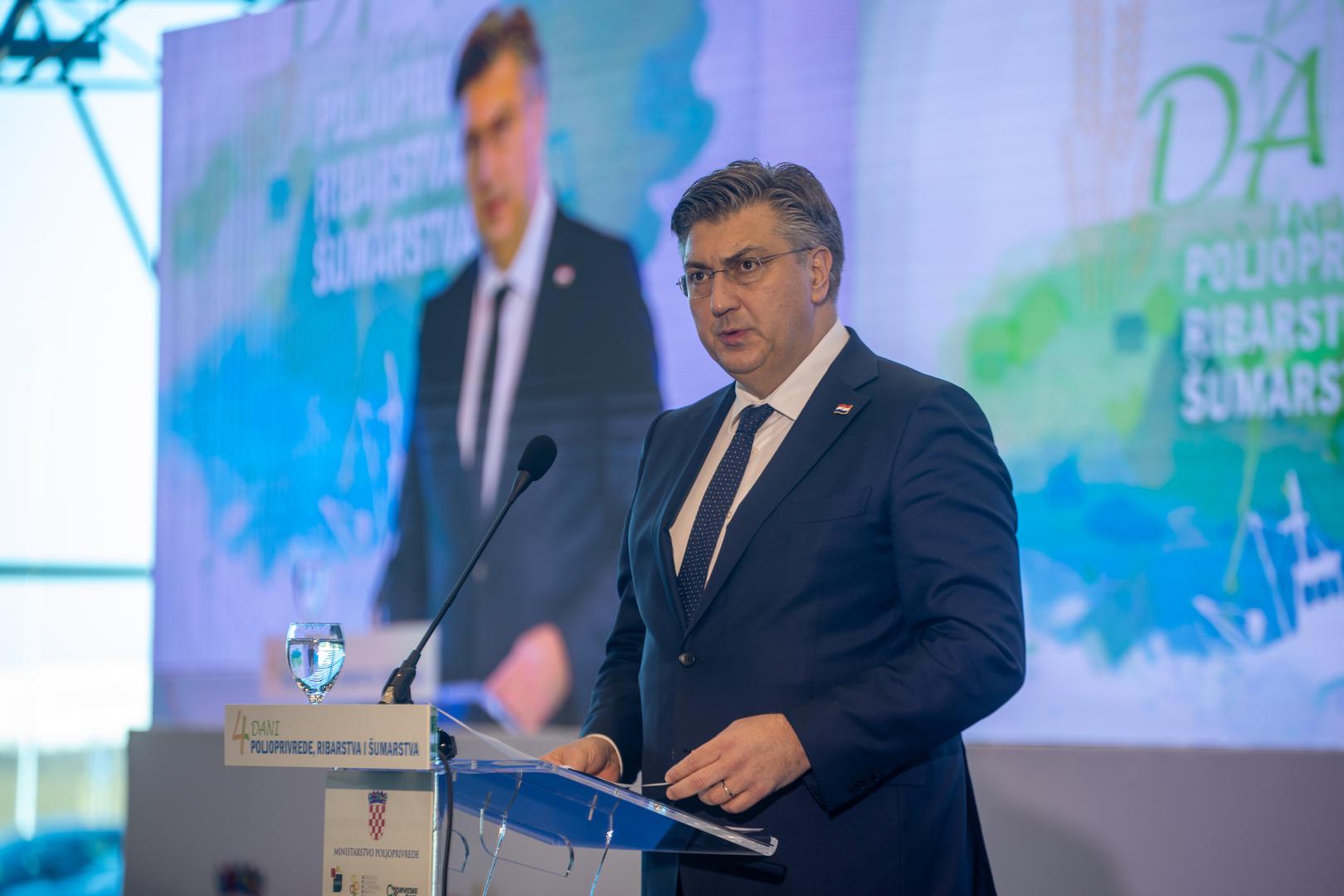 25.01.2024., Osijek - Predsjednik Vlade Andrej Plenkovic sudjelovao je na svecanom otvorenju konferencije 4. Dani poljoprivrede, ribarstva i sumarstva. Nakon otvaranja konferencije, ministrica poljoprivrede Marija Vuckovic urucila je ugovore iz Programa ruralnog razvoja, a potom su zajedno obisli izlagace poljoprivredno-prehrambenih proizvoda.
 Photo: Borna jaksic/PIXSELL