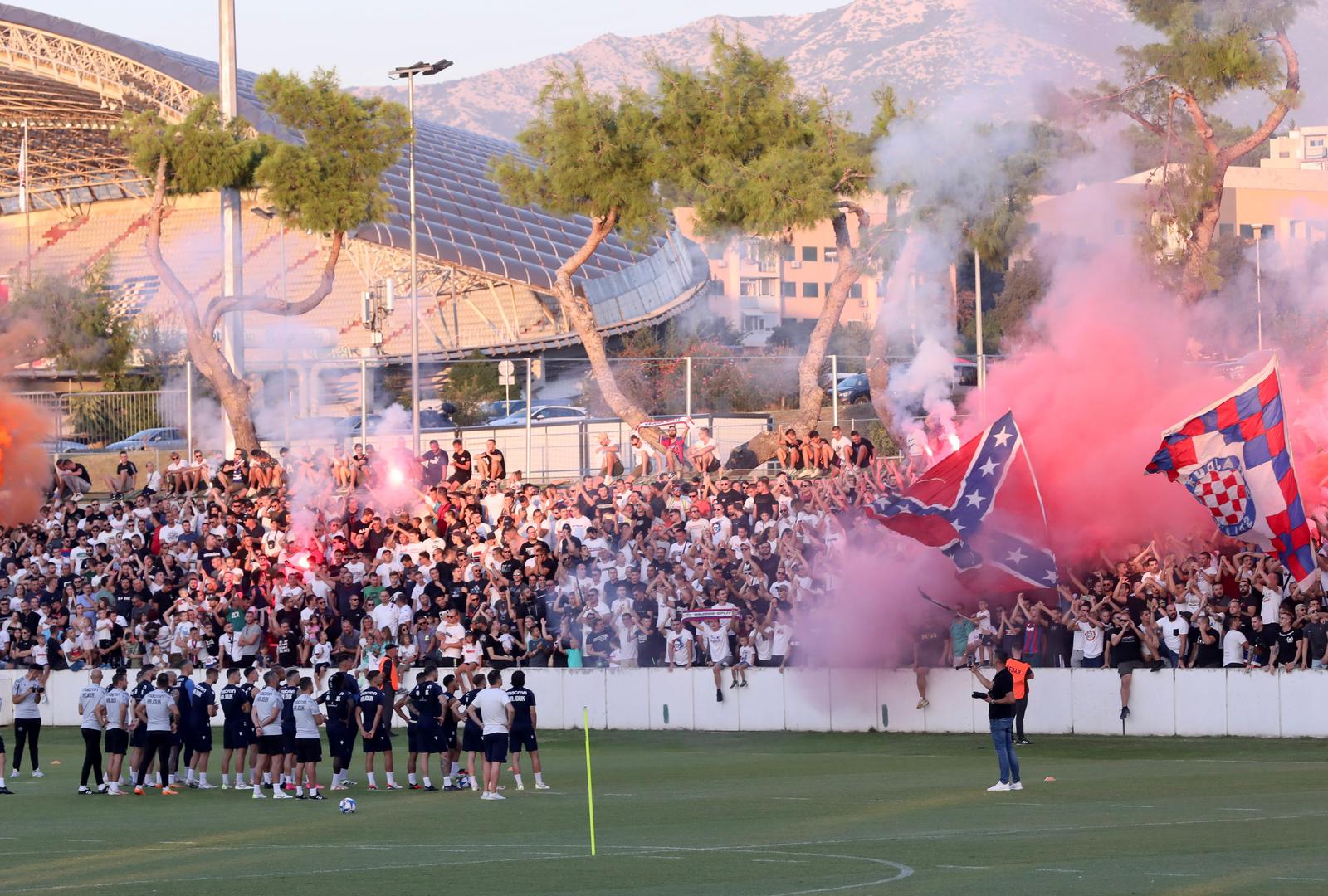 Torcida je odlučila podržati igrače Hajduka na posljednjem treningu uoči utakmice.