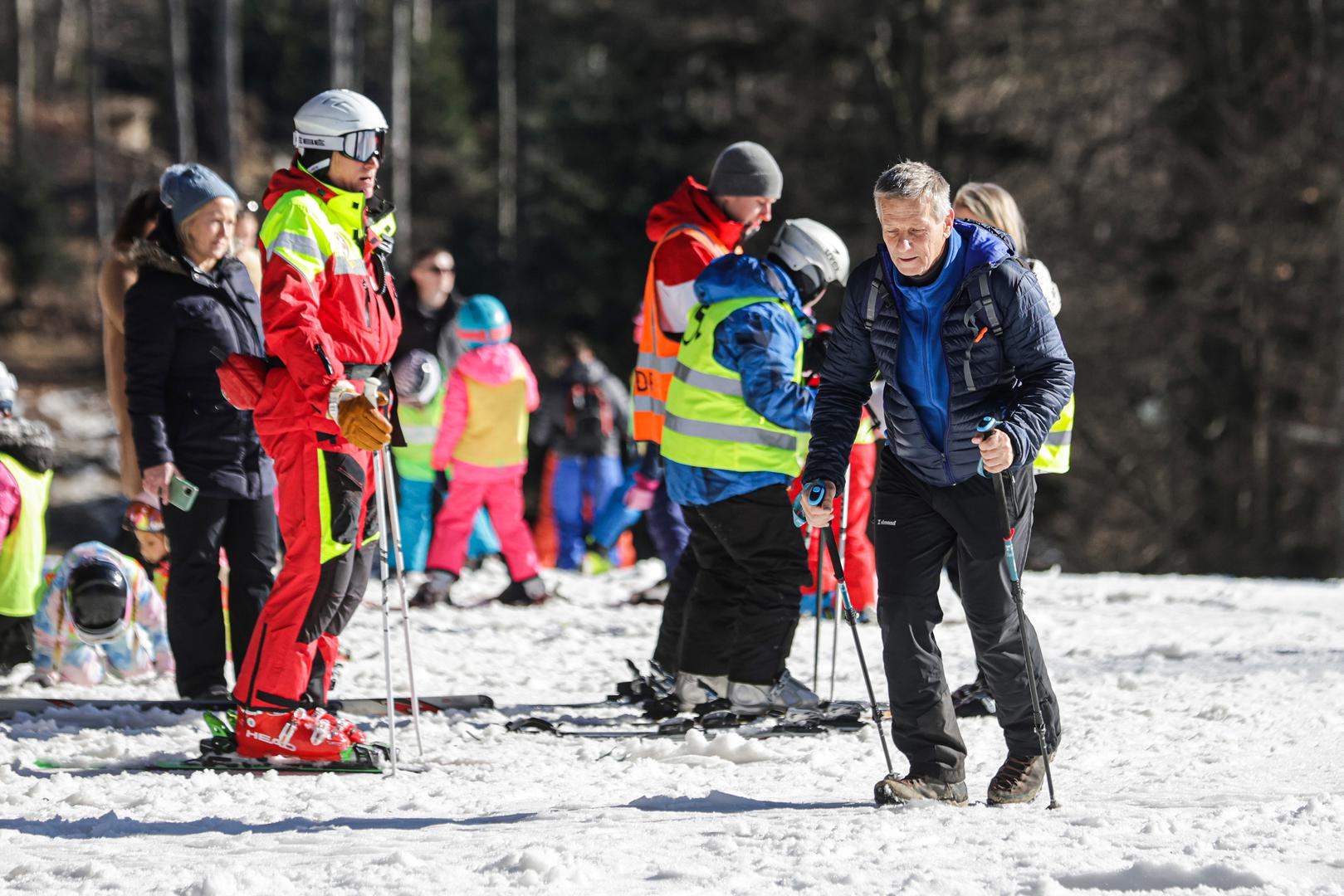 Sezona skijanja na Sljemenu, podsjetimo, počela je u utorak, a odlukom zagrebačkog gradonačelnika Tomislava Tomaševića, u mnogima omiljenoj zimskoj aktivnosti, do kraja sezone, uživat će se besplatno. 