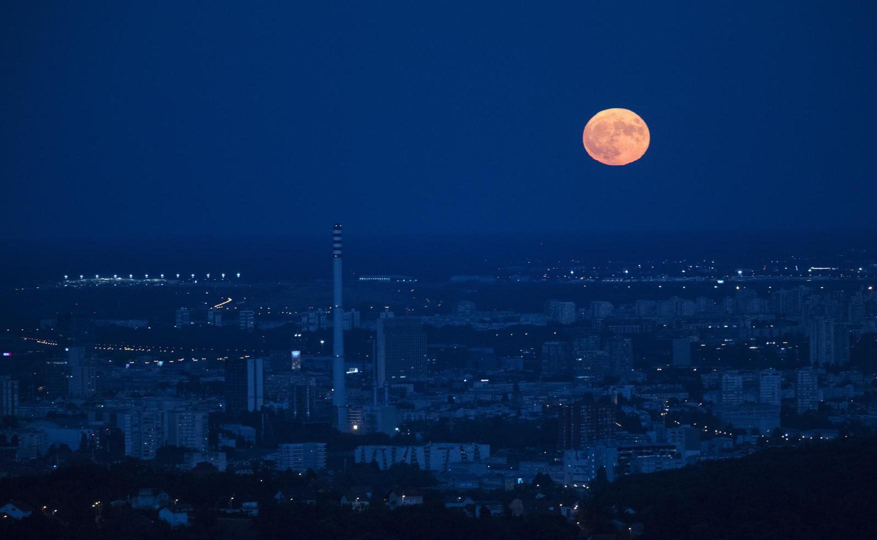 “Mjesec je najbliže Zemlji danas u 11 sati i 12 minuta, bit će na udaljenosti 357 267 km" objasnio je astronom Ante Radonić za N1.