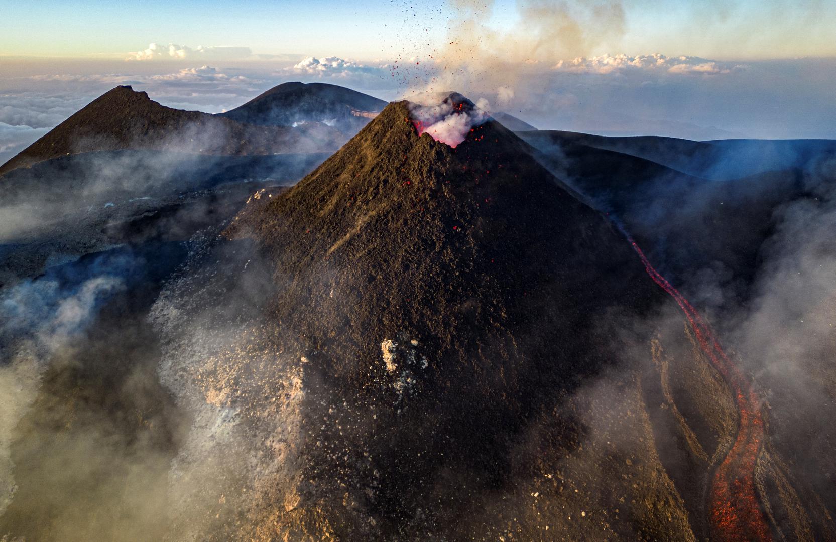 Ipak, zabilježene su neke sjajne fotografije i snimke, na kojima se vidi kako niz krater teče lava, a iz njega se prema nebu uzdiže stup dima. 