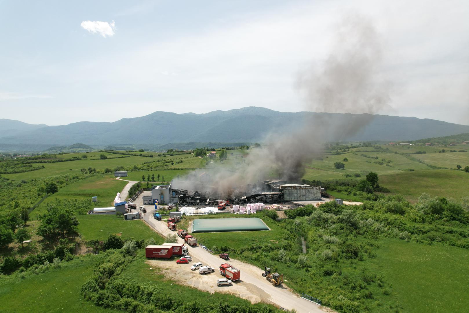 24.05.2022., Bihac, Bosna i Hercegovina - U tvornici stiropora "Austrotherm" u Turiji kod Bihaca rano jutros izbio je pozar. Velika vatra zahvatila je tvornicu, a crni dim se vidi kilometrima daleko. Policija obavlja ocevid, a pozar je trenutacno pod kontrolom vatrogasaca koji neprestano gase pozar. Photo: Dejan Rakita/PIXSELL