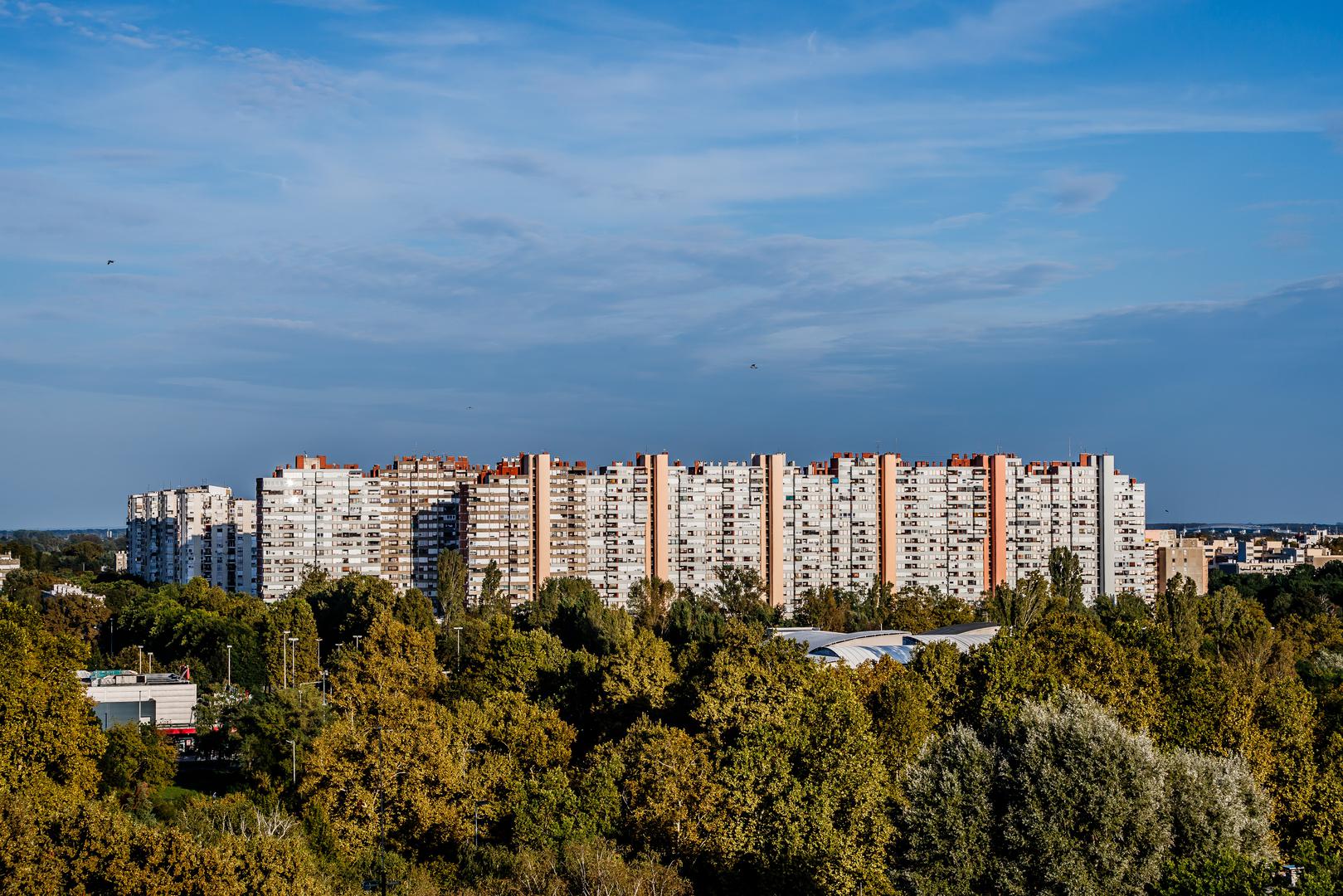 30. Mamutica u Zagrebu, visoka 60 m, ima 19 katova i izgrađena je 1974. godine. Najveća stambena zgrada u Hrvatskoj, može primiti nekoliko tisuća stanara.