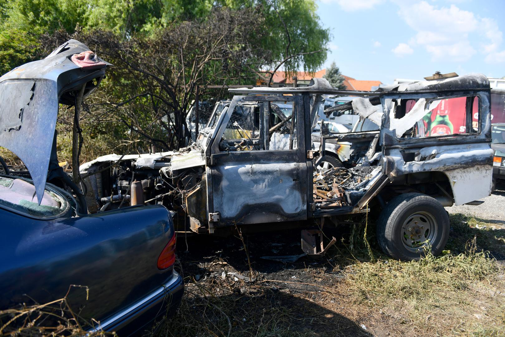 Prema informacijama s terena, na parkiralištu na Kašinskoj cesti zapalila su se tri automobila.