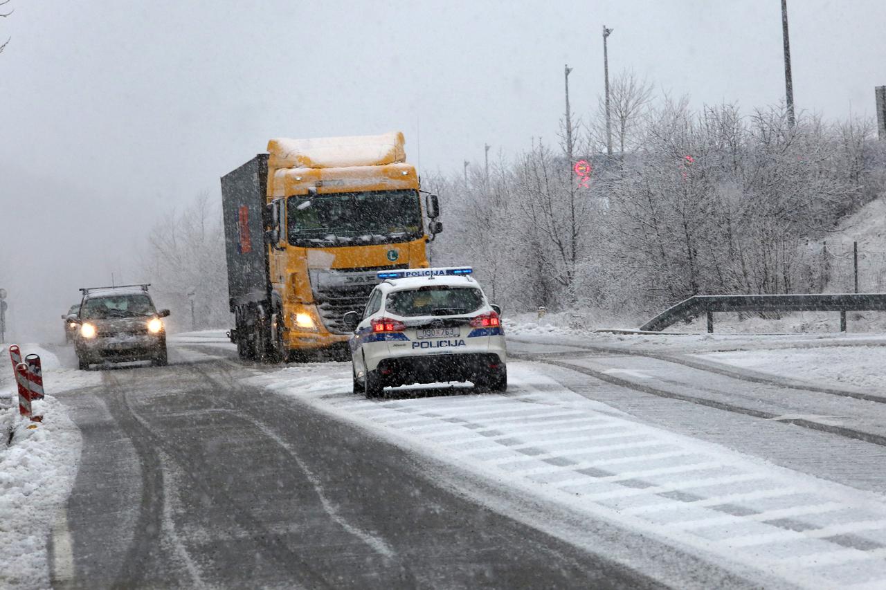 Snijeg koji pada u okolici Rijeke usporava promet na autocesti Rijeka-Zagreb