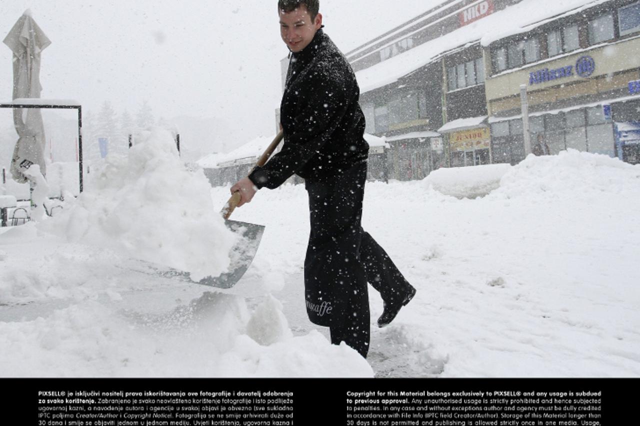 '14.01.2013.,  Cakovec- Medjimurje okovano snijegom. Snjezno nevrijeme u gradu gdje je palo vise desetaka centimetara snijega Photo: Vjeran Zganec-Rogulja/PIXSELL'