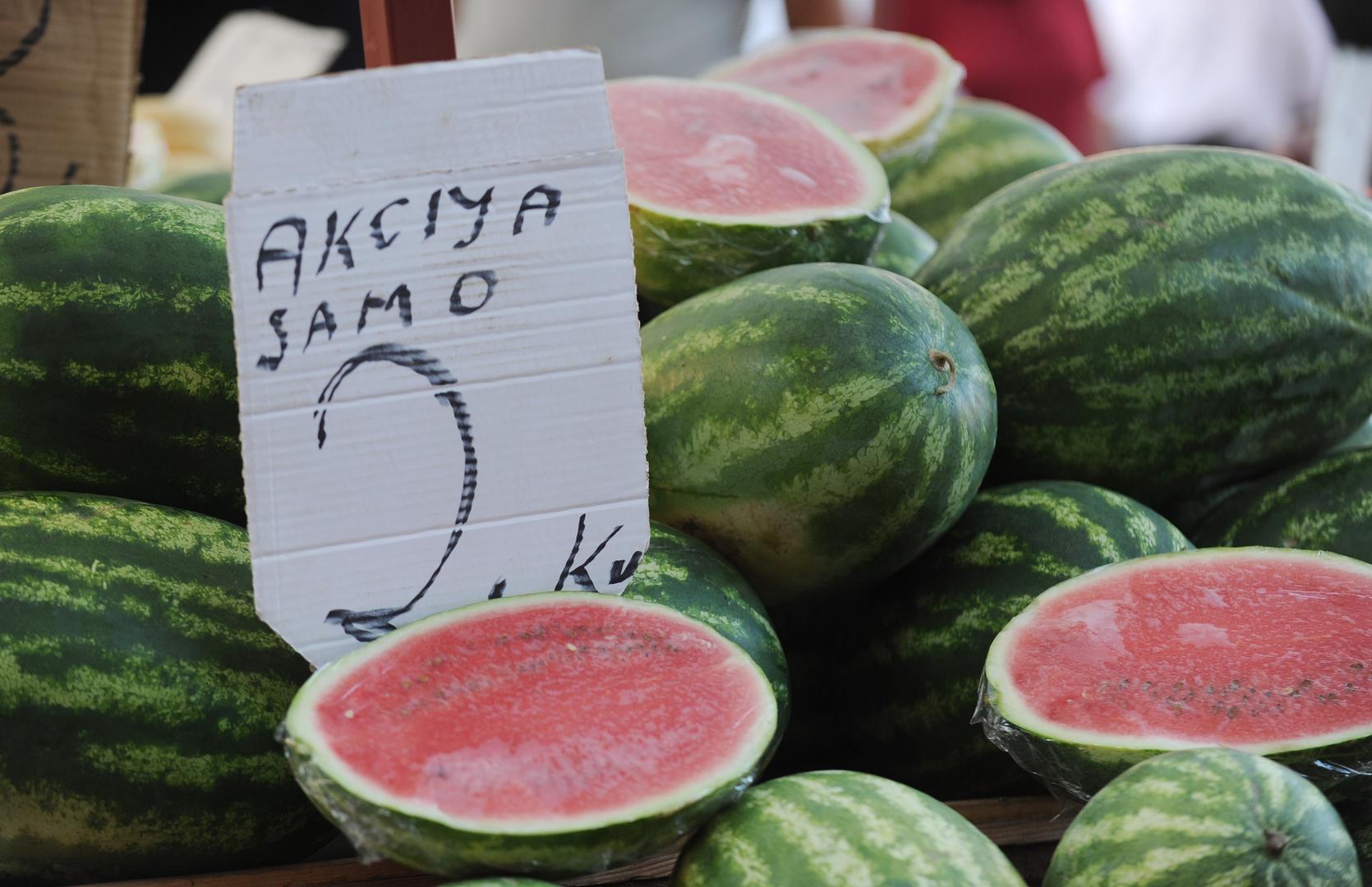 Udarite li po njoj prstima, zvuk treba biti zvonak i jasan, nikako tup. Strana na kojoj je lubenica ležala na zemlji prilikom sazrijevanja mora biti zlatnožute boje, nikako bijele ili zelene, što je znak da je ubrana prerano, a peteljka uvijena i prosušena