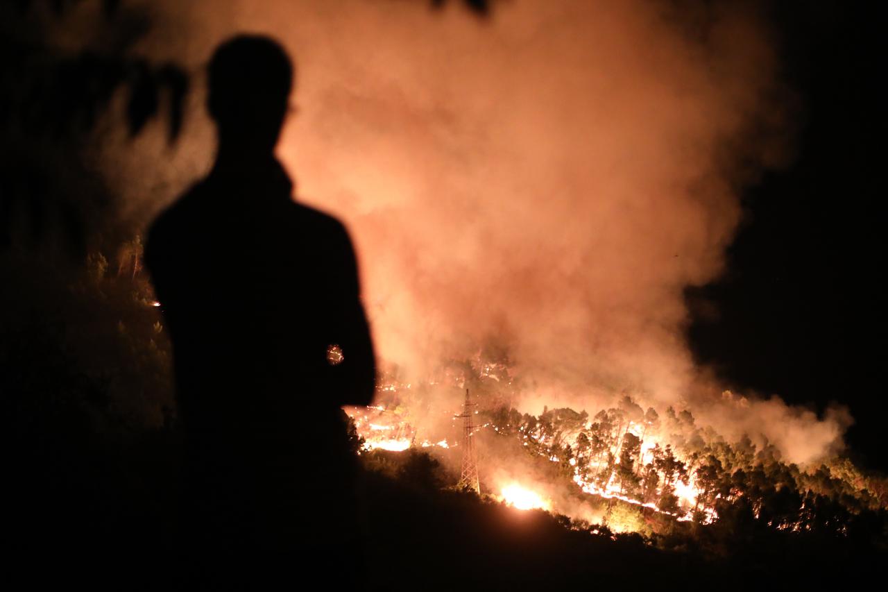 Tučepi: Vatra prodrla u Park prirode Biokovo, zahvatila i ranč, kuće i vozila