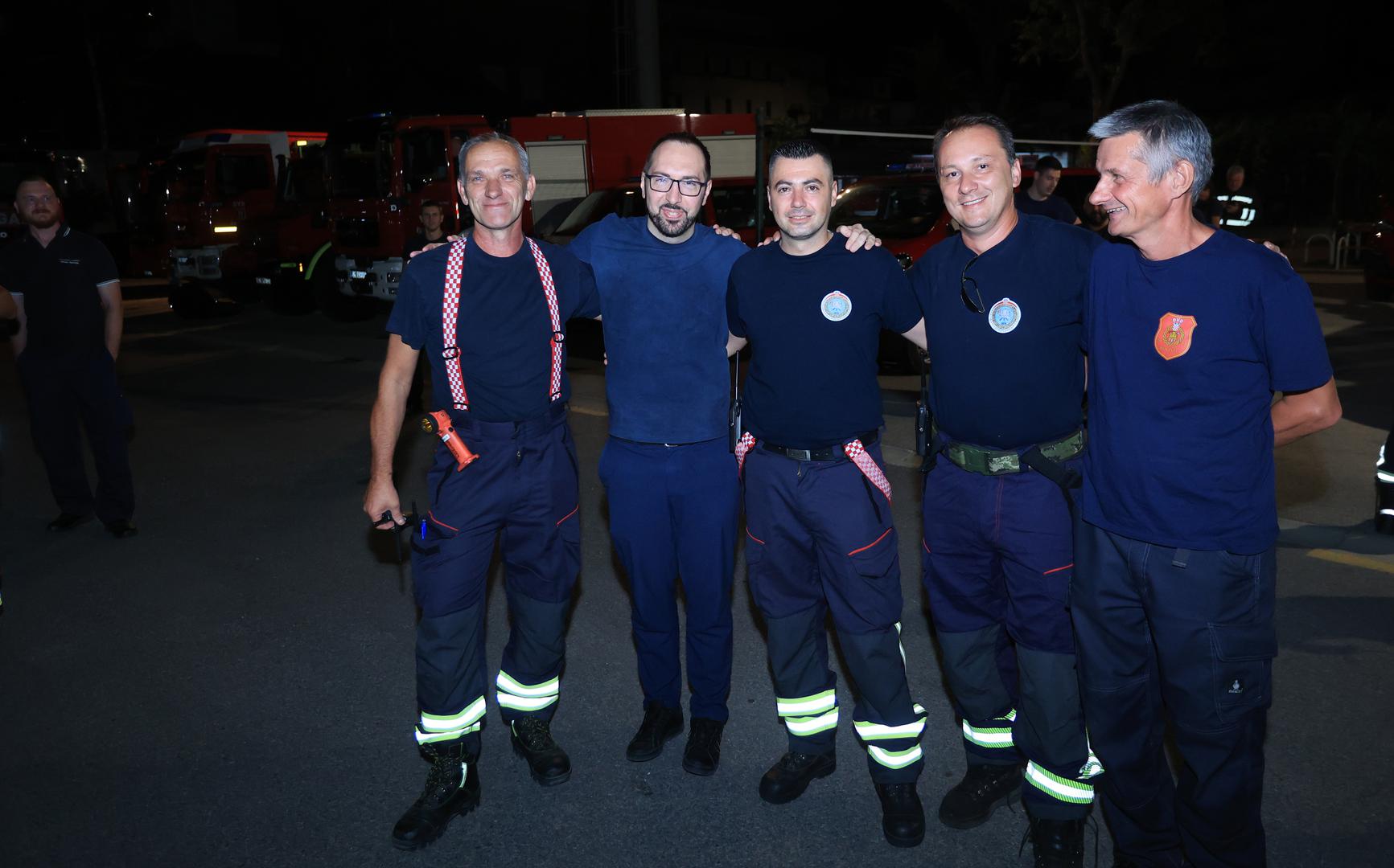 Vatra je izbila nešto poslije 20 sati i zahvatila makiju i nisko raslinje. Nošena jakim vjetrom vatra se širi u smjeru Podgore.
