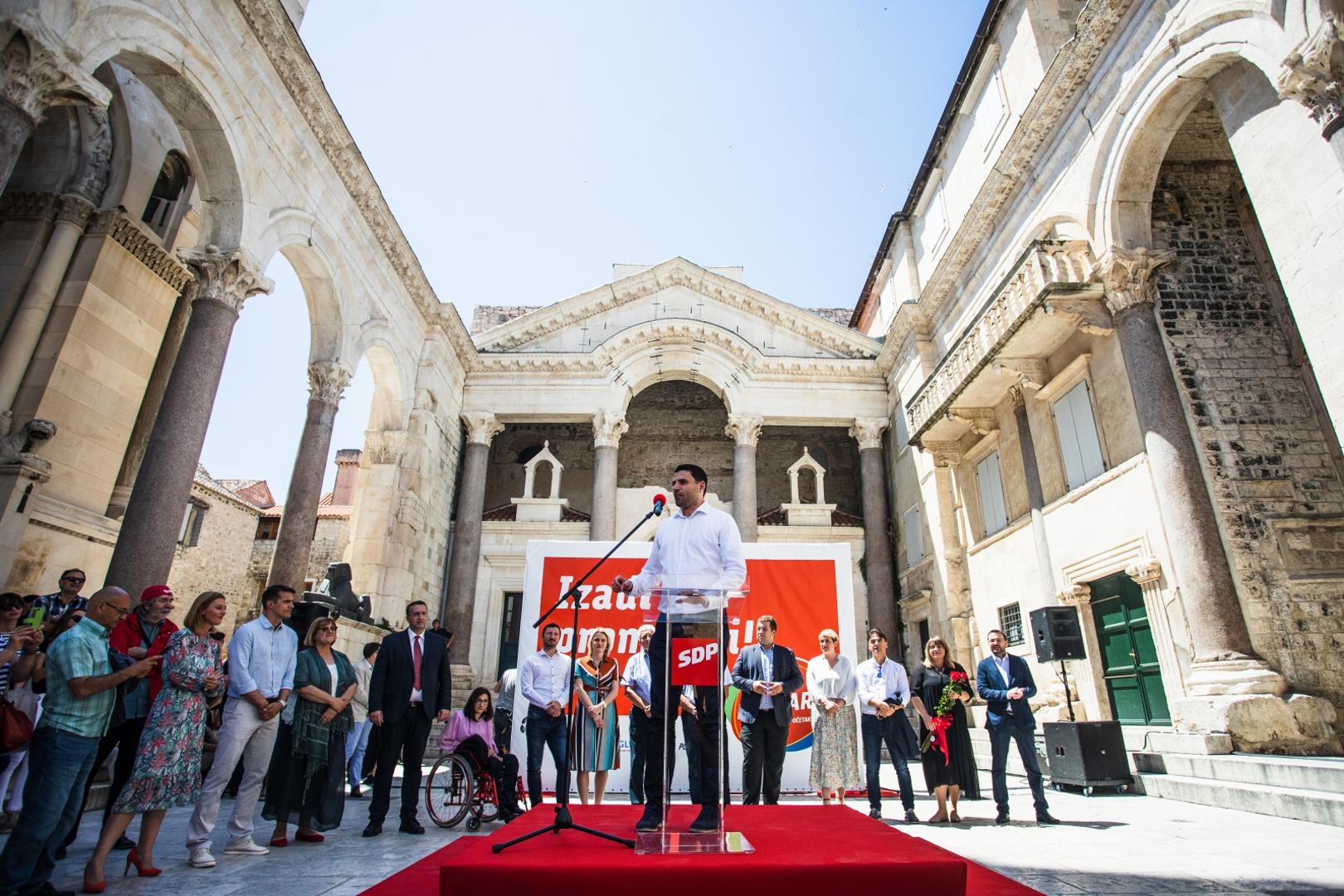 20.06.2020., Split - Predsjednik SDP-a i lider Restart koalicije Davor Bernardic u sklopu izborne kampanje predstavio je kandidate s liste Restart koalicije u X. izbornoj jedinici.
Davor Bernardic
Photo: Milan Sabic/PIXSELL