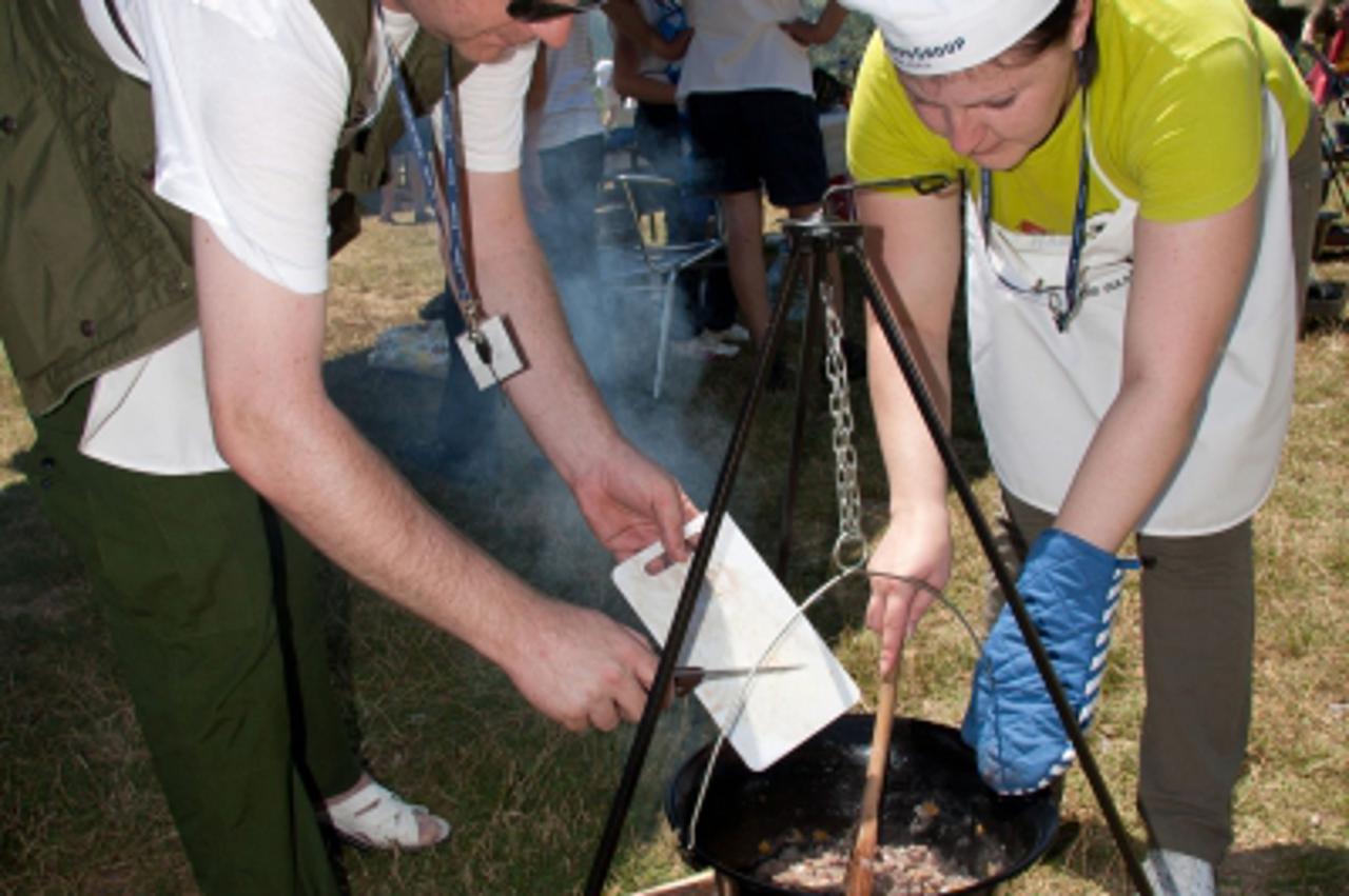 'bih...ljubuski ...10.07.2010...6 prvenstvo novinara bih u spremanju lovackog gulasa u kotlicu  u organizaciji hypo group alpe adria foto: zoran grizelj vecernji list'