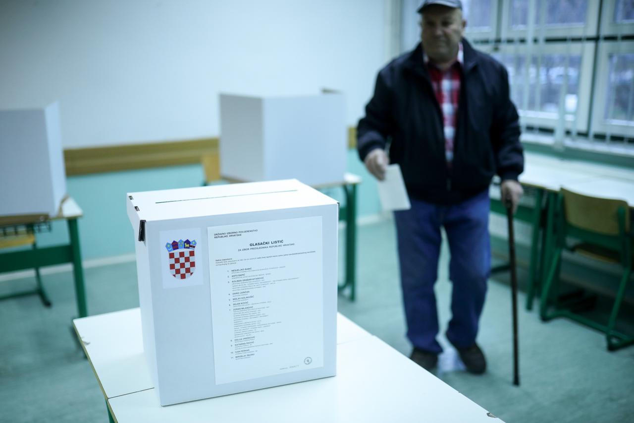 Glasovanje na biračkom mjestu u Sarajevu na kojem se bira predsjednik RH