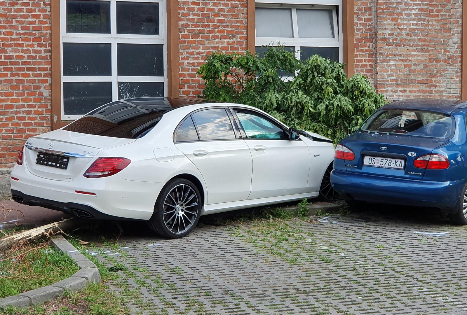 Igrač Osijeka zabio u drvo koje se slomilo od siline udarca, a usput je udario u parkirani automobil.