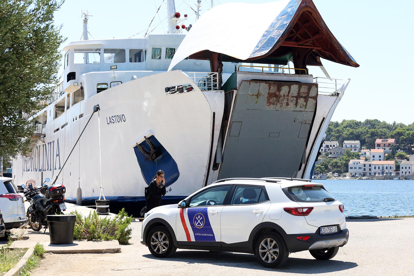 Tragedija u pristaništu u Malome Lošinju, gdje su poginula trojica mornara, a jedan je teško ozlijeđen kada se na njih srušila i prignječila ih 10 tona teška rampa trajekta Lastovo, najveća je trajektna nesreća do sada u Hrvatskoj.