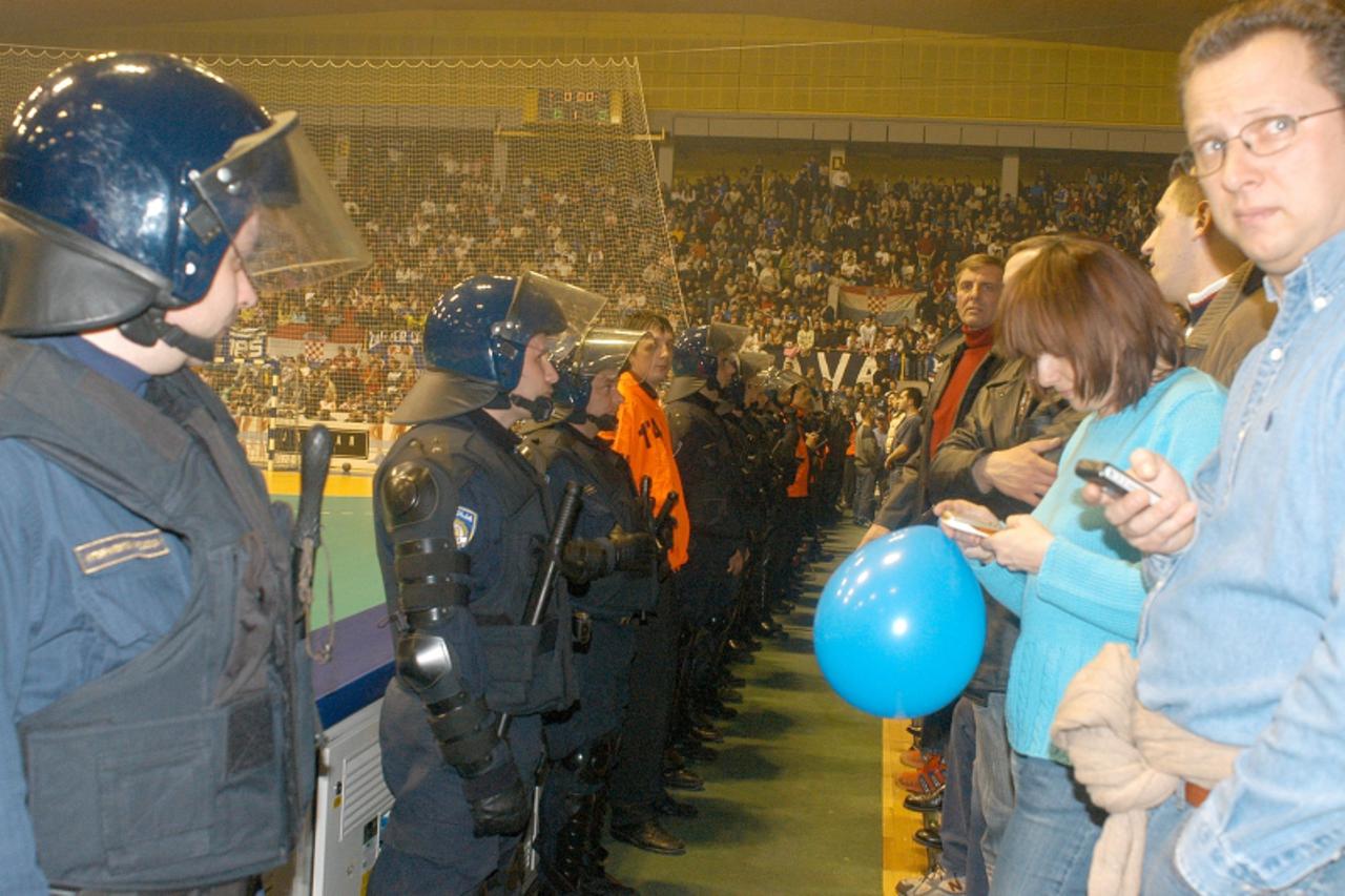 \'sport...zagreb..13.03. 2005.     dom sportova - europski kup/ utakmica zagreb - partizan/navijaci snimio:marko lukunic\'