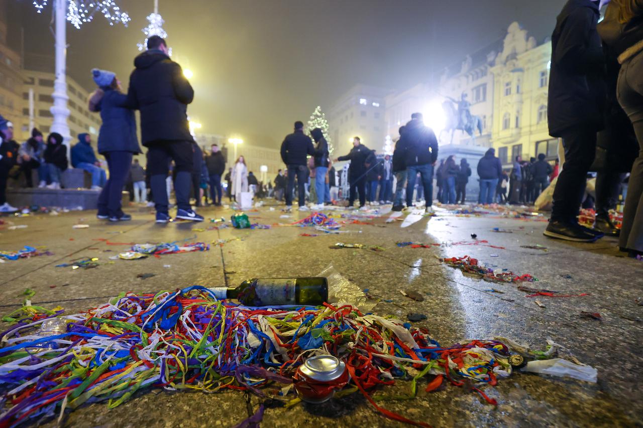 Zagreb: Nakon proslave Nove godine ostala je velika količina otpada