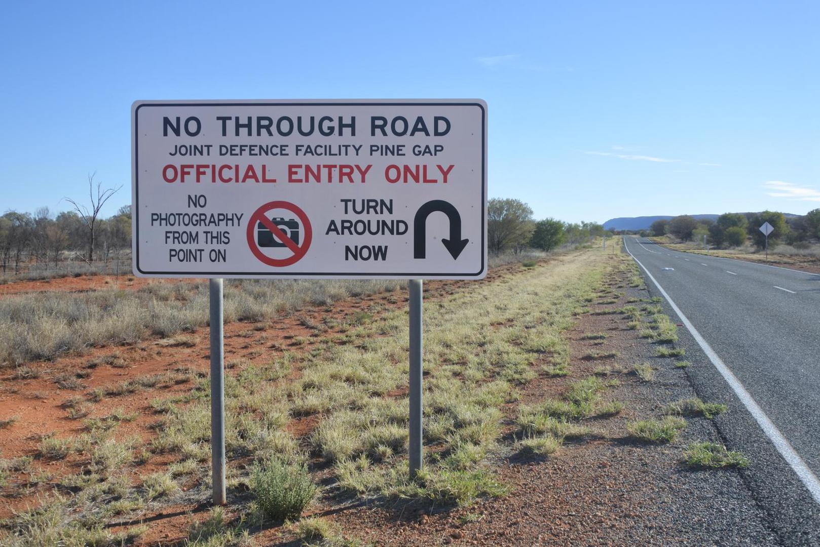 Pine Gap (Australija): Postrojenje australske vlade locirano u centralnoj Australiji je nešti najbliže što Australija ima u usporedbi s američkom bazom Area 51. Navodno je to baza u kojoj se upravlja dronovima, ali nitko nije siguran.