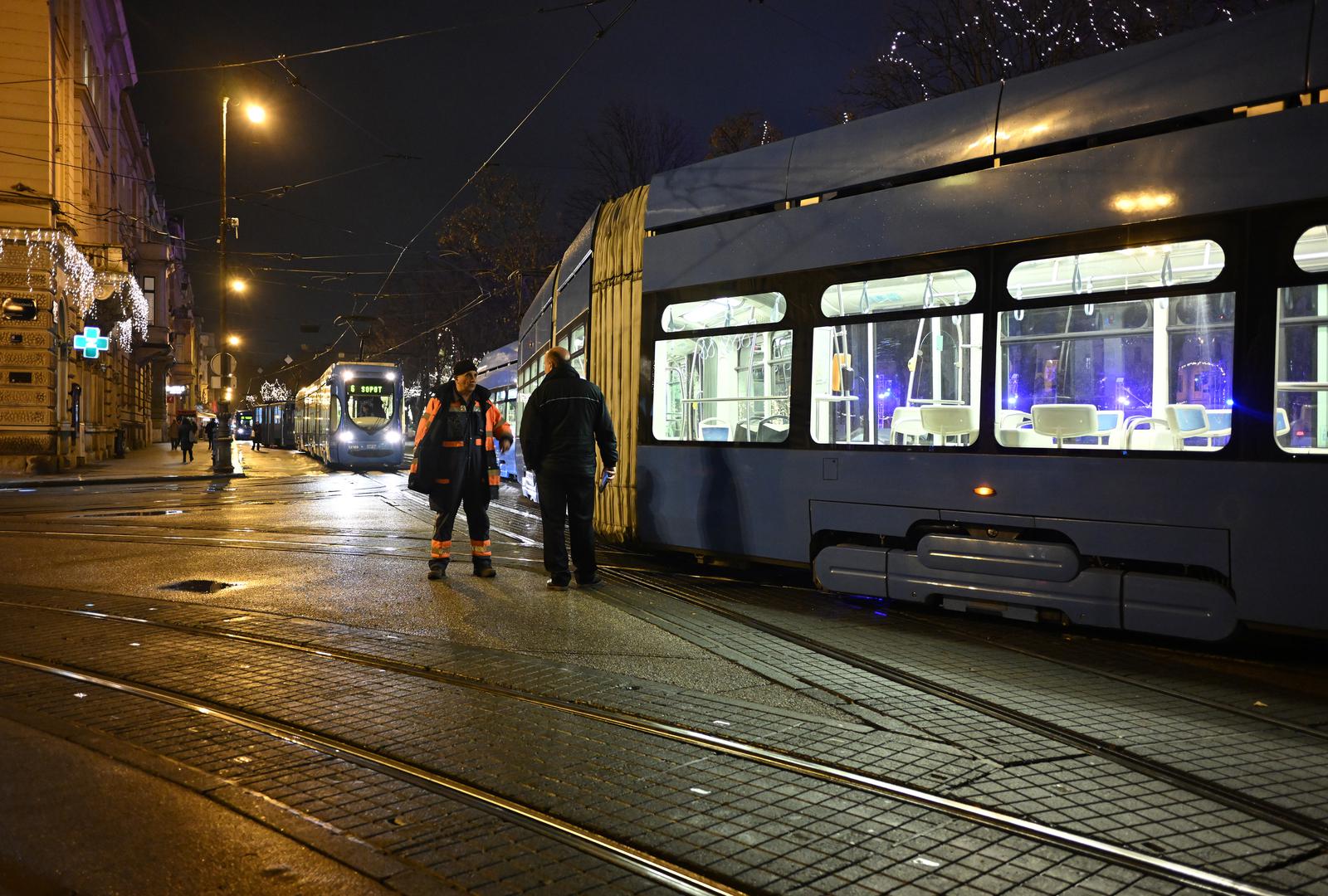 09.12.2024., Zagreb - ZET-ov tramvaj broj sest iskocio je iz tracnica na Trgu kralja Tomislava Photo: Neva Zganec/PIXSELL