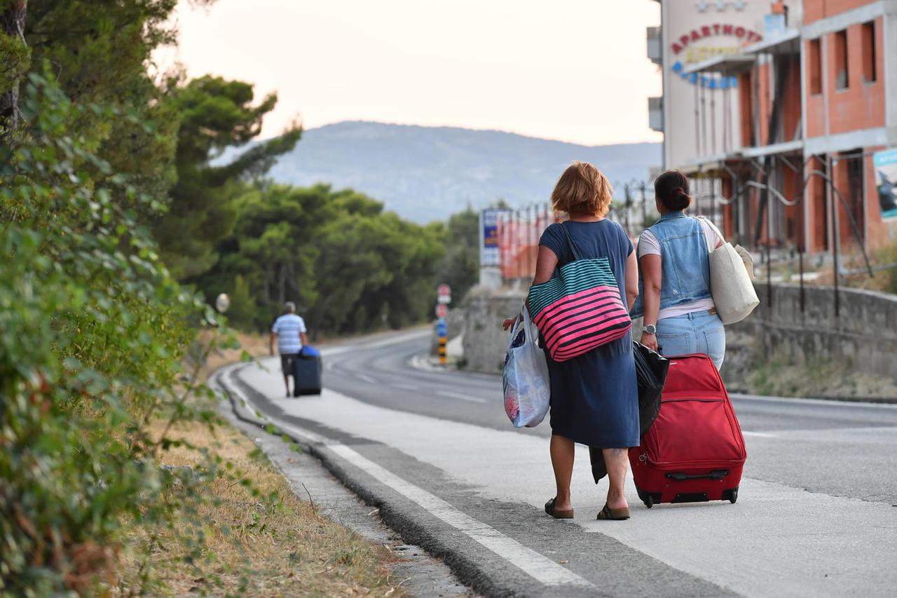 Seget Donji: Turisti napuštaju hotelsko naselje Medena zbog požara