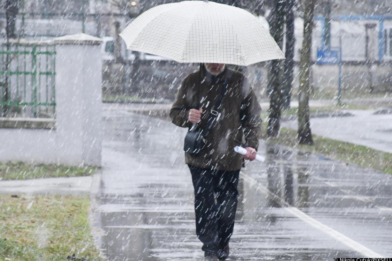 Sisak: Uz kišu koja je padala cijele noći ujutro je počeo padati i snijeg