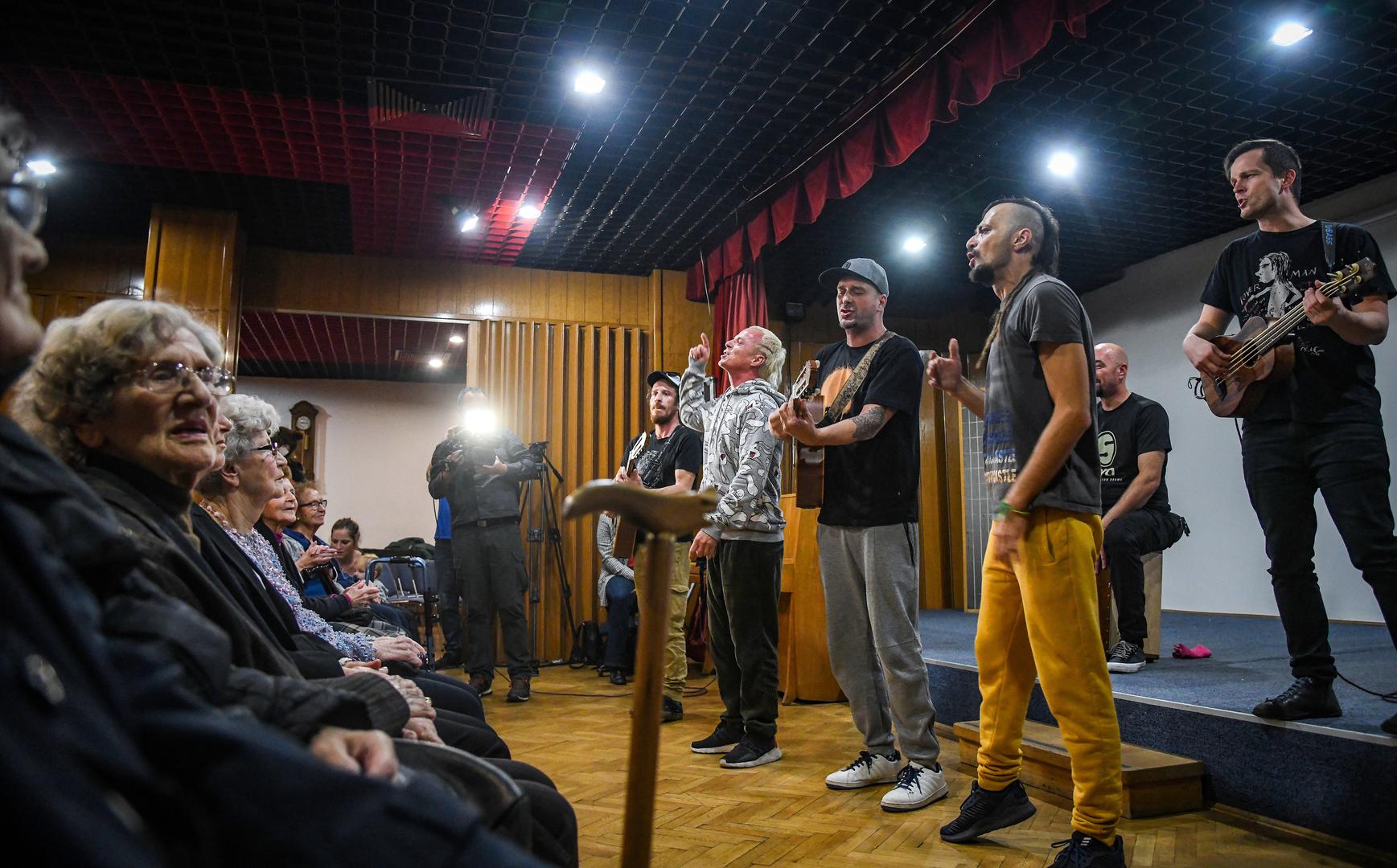 - Znamo da im je dosadno pa nam bila super ideja da ih malo razveselimo. Svi pričaju o mladima, a nitko ne misli o starima, kao da svi čekaju da se odjave pa im ne treba zabava, -rekao je Vedran Mujagić za N1.