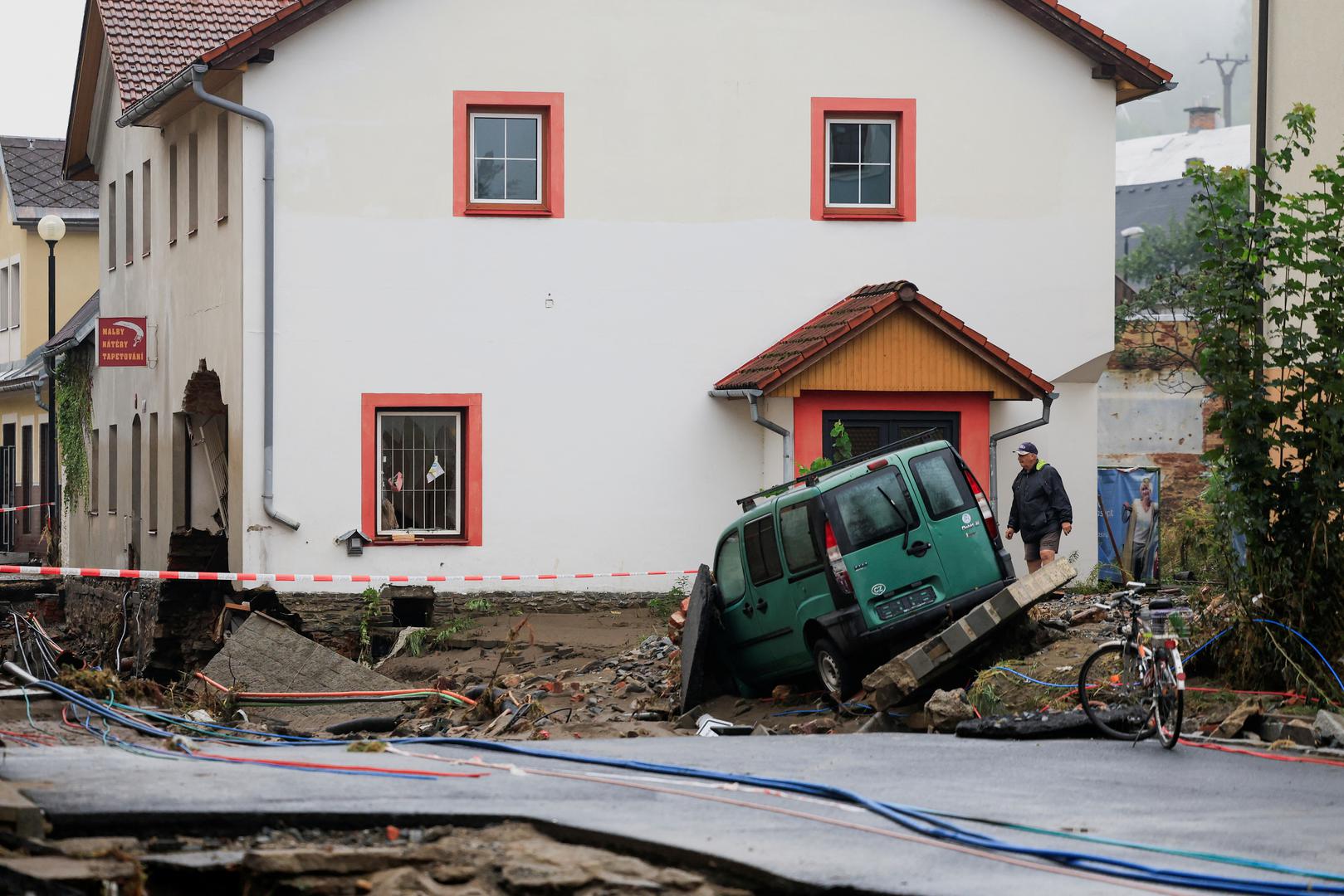 A man walks next to a damaged building, in the aftermath of flooding following heavy rainfalls, in Jesenik, Czech Republic, September 16, 2024. REUTERS/David W Cerny Photo: DAVID W CERNY/REUTERS