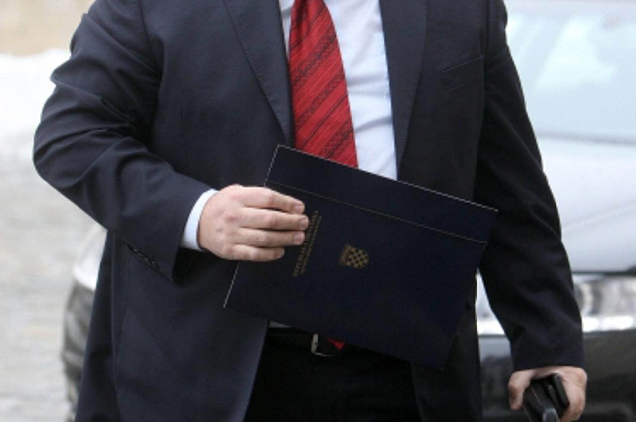 \'07.01.2010., Zagreb - Dolazak ministara na sjednicu Vlade RH. Ministar financija Ivan Suker.  Photo: Boris Scitar/PIXSELL\'