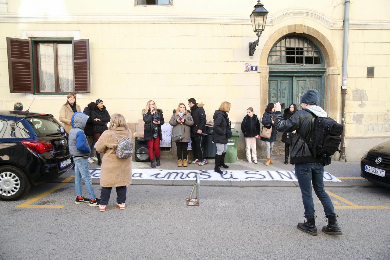 Prosvjed roditelja odgajatelja ispred Skupštine Grada Zagreba