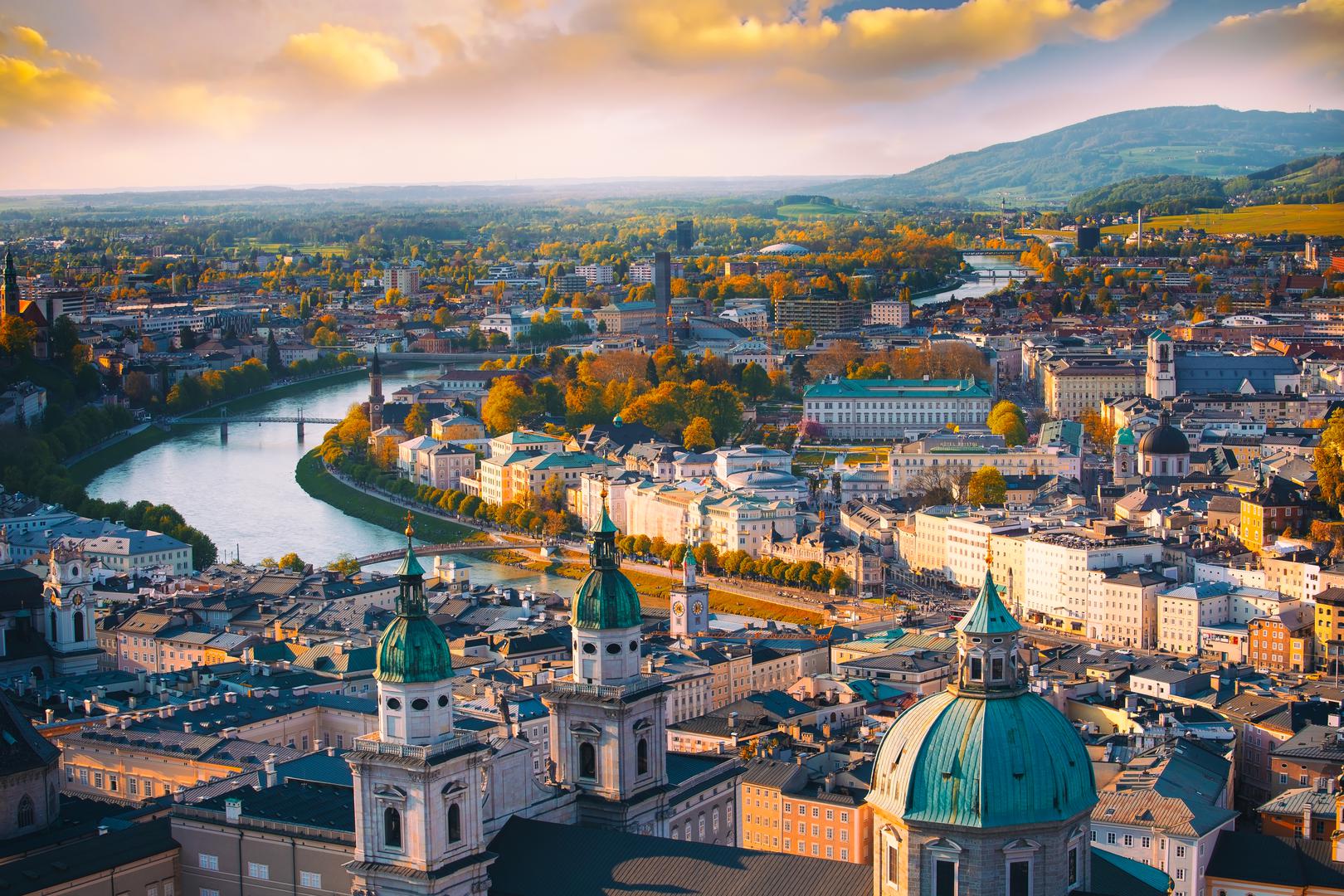 1. Austrija: Impresivnim debijem na popisu, Austrija je svrgnula prošlogodišnju pobjednicu Irsku. Malo se mjesta može mjeriti s njezinim prirodnim krajolikom. Obilje jezera i planina u Austriji čini je jednom od najljepših zemalja na svijetu i uzbudljivim središtem za sportove na snijegu i vodi. Austrijski "Lebensgefühl", odnosno "svijest o životu", sažima koliko lokalno stanovništvo duboko cijeni ljepotu svoje zemlje i srdačno poziva posjetitelje da s njima podijele to zadovoljstvo.