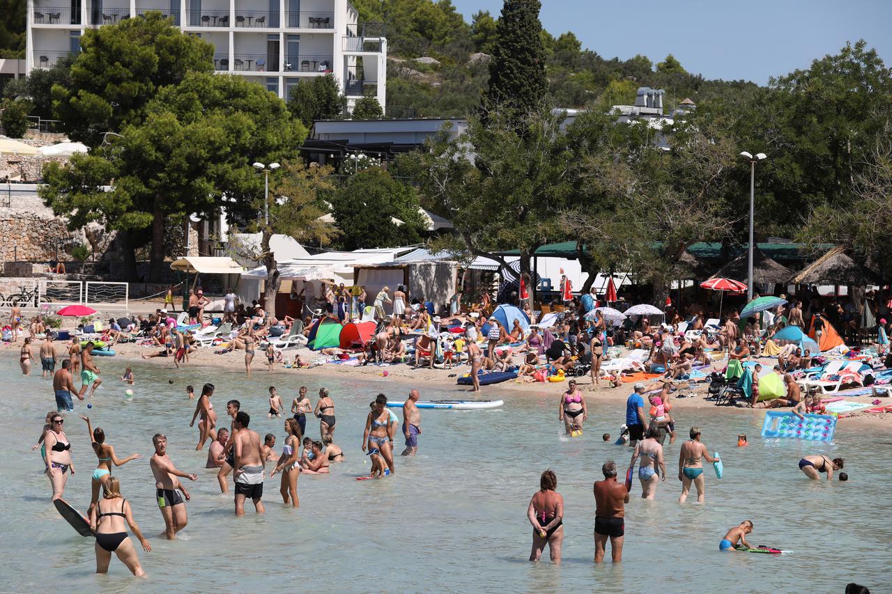 Plaža Slanica na Murteru prepuna je gostiju