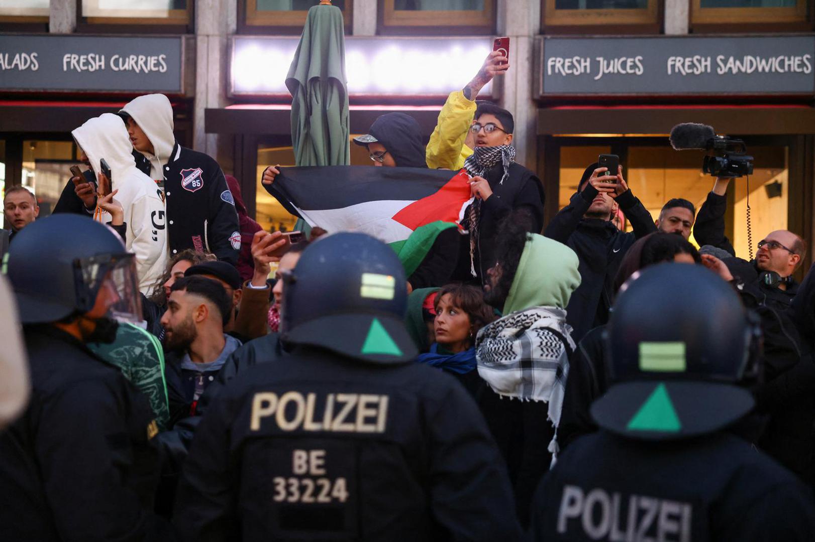 Pro-Palestinian demonstrators protest during the ongoing conflict between Israel and the Palestinian Islamist group Hamas, in Berlin, Germany October 15, 2023. REUTERS/Christian Mang Photo: CHRISTIAN MANG/REUTERS