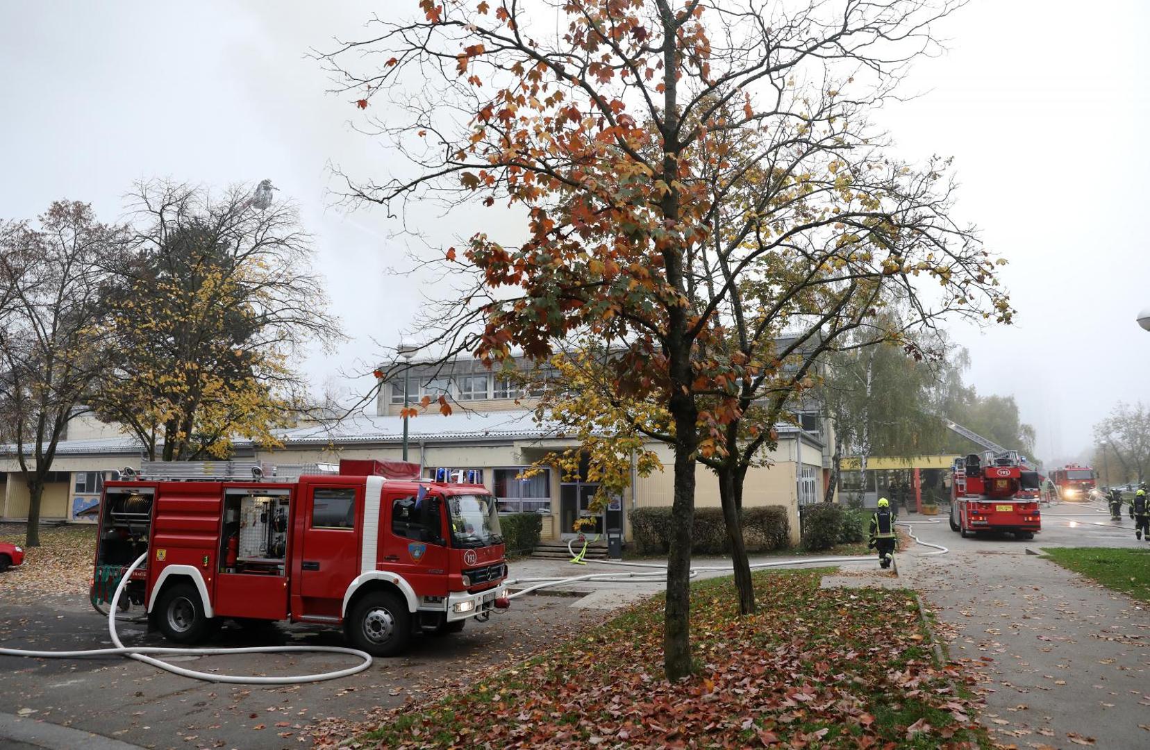 02.11.2020., Zagreb - Intervencija vatrogasaca radi pozara na krovu na Osnovne skole Mato Lovrak u zagrebackoj Dubravi. 

Photo: Patrik Macek/PIXSELL