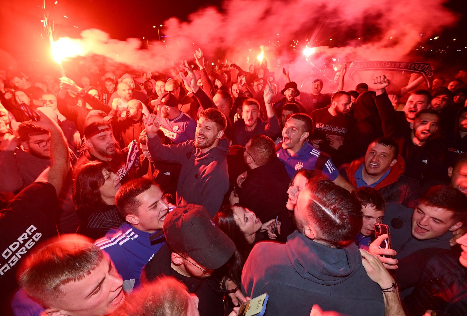 Nakon pobjede u Rijeci nogometaše Dinamo na stadionu dočekali navijači.