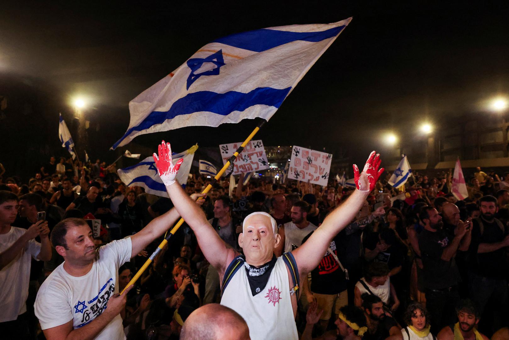 Kako navodi BBC, bijes prosvjednika usmjeren je na vladu premijera Benjamina Netanyahua koji je optužen da blokira prekid vatre i sporazum o oslobađanju talaca. Na sinoćnjim prosvjedima skandiralo se "ubojica". Netanyahu odbacuje optužbe i kaže da je Hamas taj koji blokira dogovor. 

