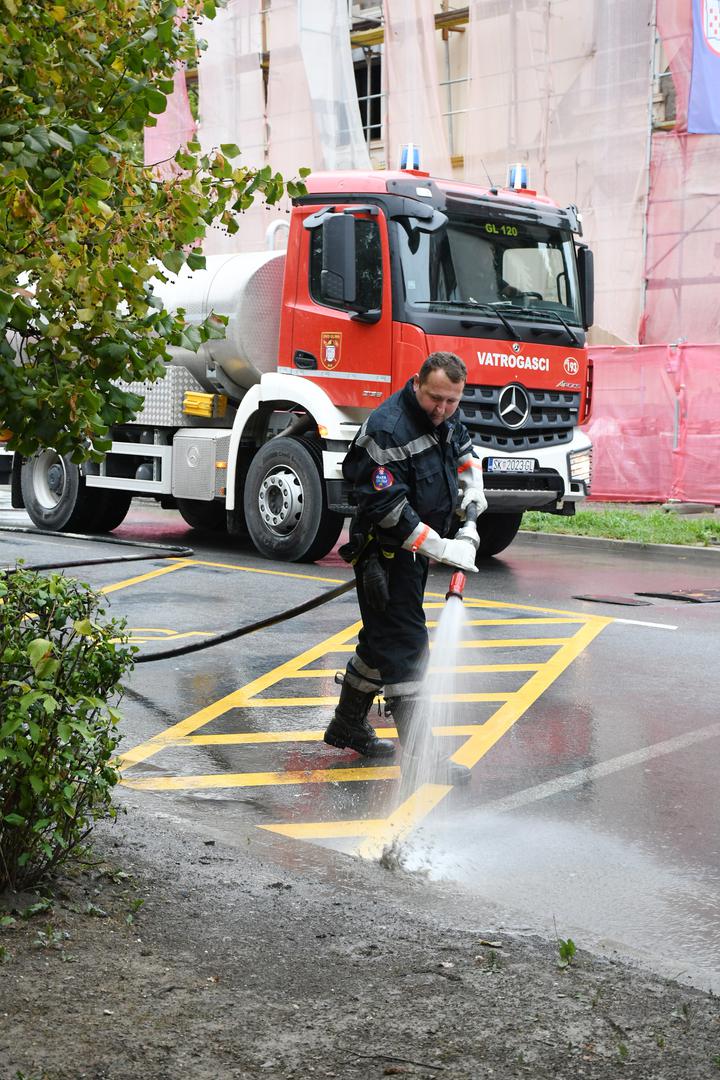 Gradonačelnik Gline Ivan Janković izvijestio je da su lokali u centru grada puni vode, a zbog velike količine oborina u kratkom vremenu potopljena je Ulica S. i A. Radića, Korzo te nekoliko okolnih ulica.

