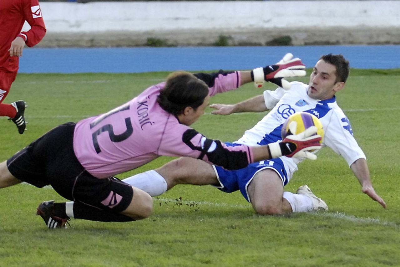 'sport... osijek...19.04.2008.... nogometna utakmica izmedju osijeka i zagreba... antonio hrncevic u gol sansi...golman zagreba josip skoric... snimio davor javorovic,vecernji list'