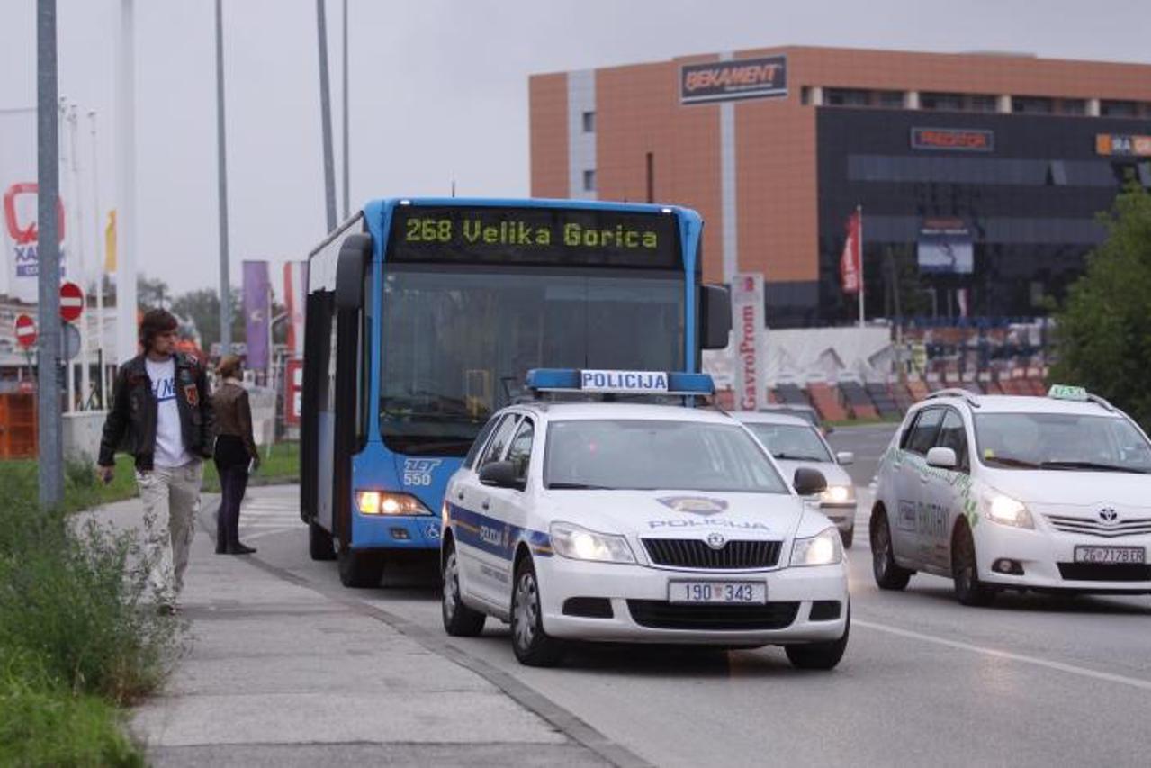 '30.09.2013., Zagreb - Prilikom naglog kocenja autobusa ZET-a na liniji 268 za Veliku Goricu doslo je do pucanja stakla. Ozlijedjenih putnika nema. Nakon policijskog ocevida i davanja iskaza o nesreci