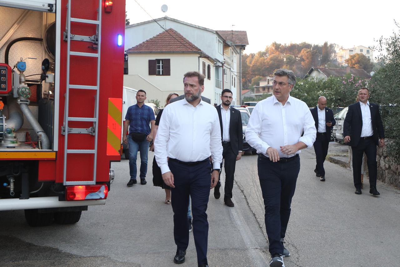 Premijer Andrej Plenković na požarištu u Zatonu