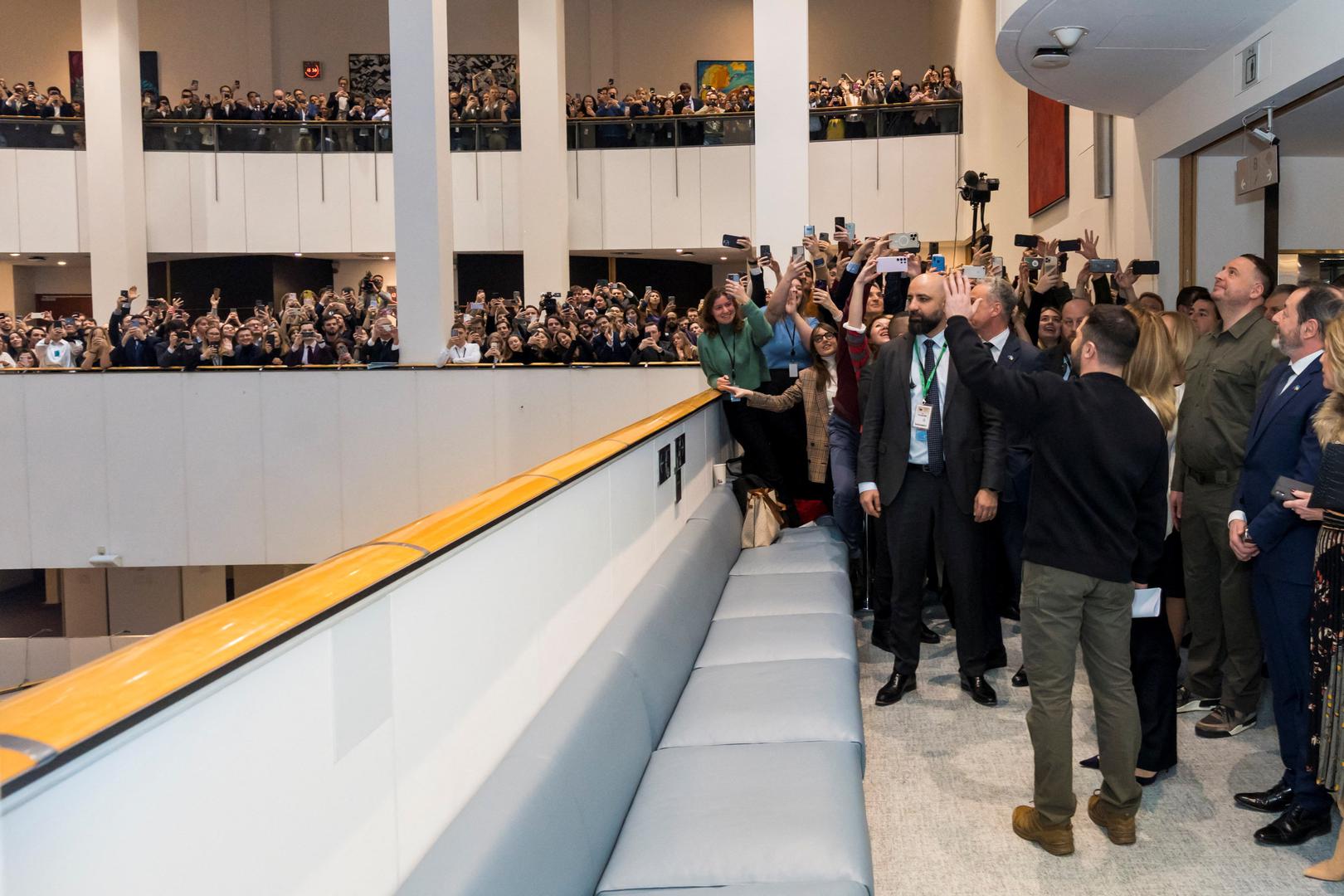 Ukrainian President Volodymyr Zelenskiy waves to the crowd at the European Parliament, during his second international trip since Russia's invasion of Ukraine, in Brussels, Belgium February 9, 2023. Daina Le Lardic/European Union 2023/Handout via REUTERS ATTENTION EDITORS - THIS IMAGE HAS BEEN SUPPLIED BY A THIRD PARTY. MANDATORY CREDIT Photo: DAINA LE LARDIC/EU 2023/REUTERS